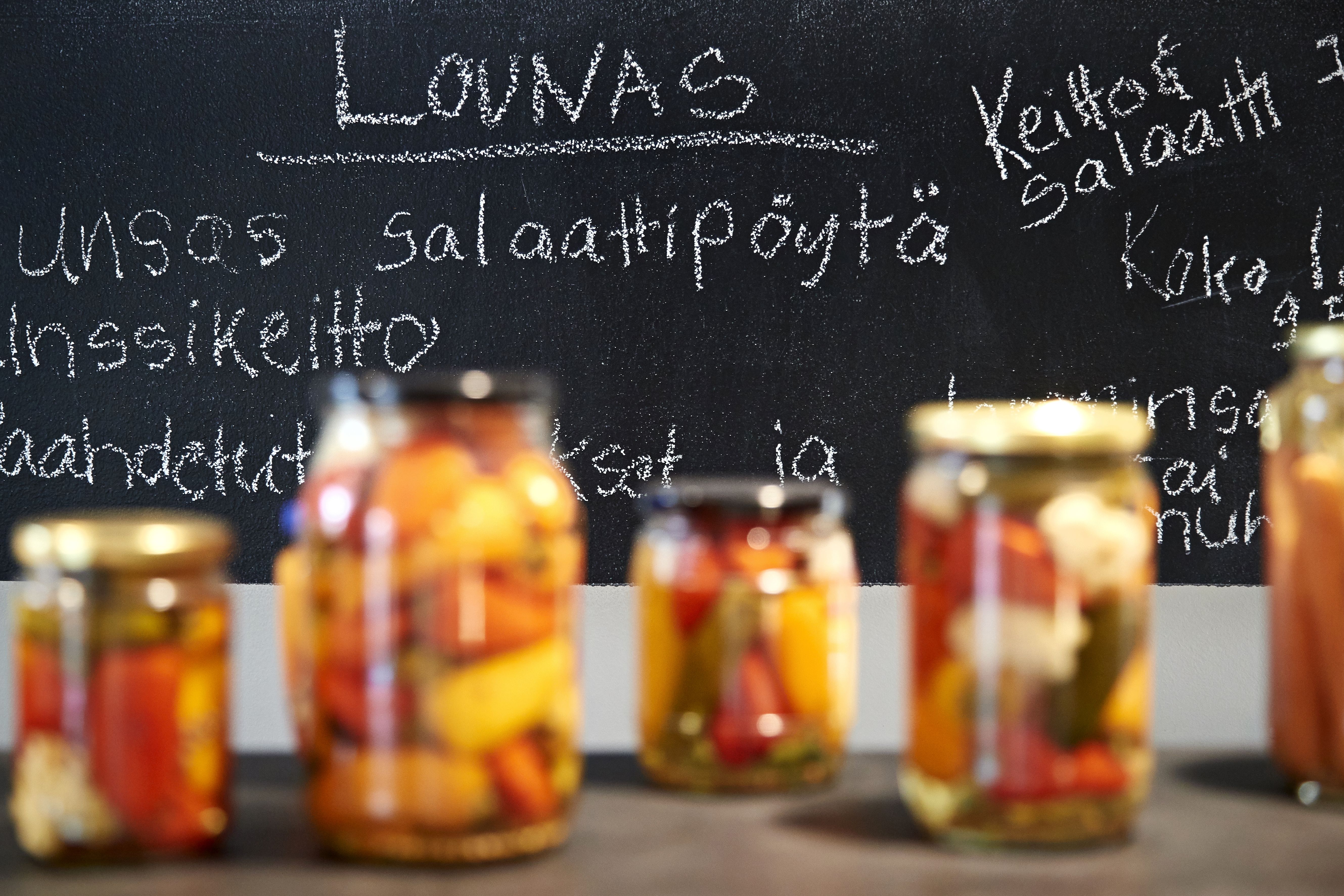 Miten vähentää hävikkiä kotona? – Vihanneksia kannattaa opetella pikkelöimään, se lisää niiden käyttöikää, Pauli Hakala neuvoo.