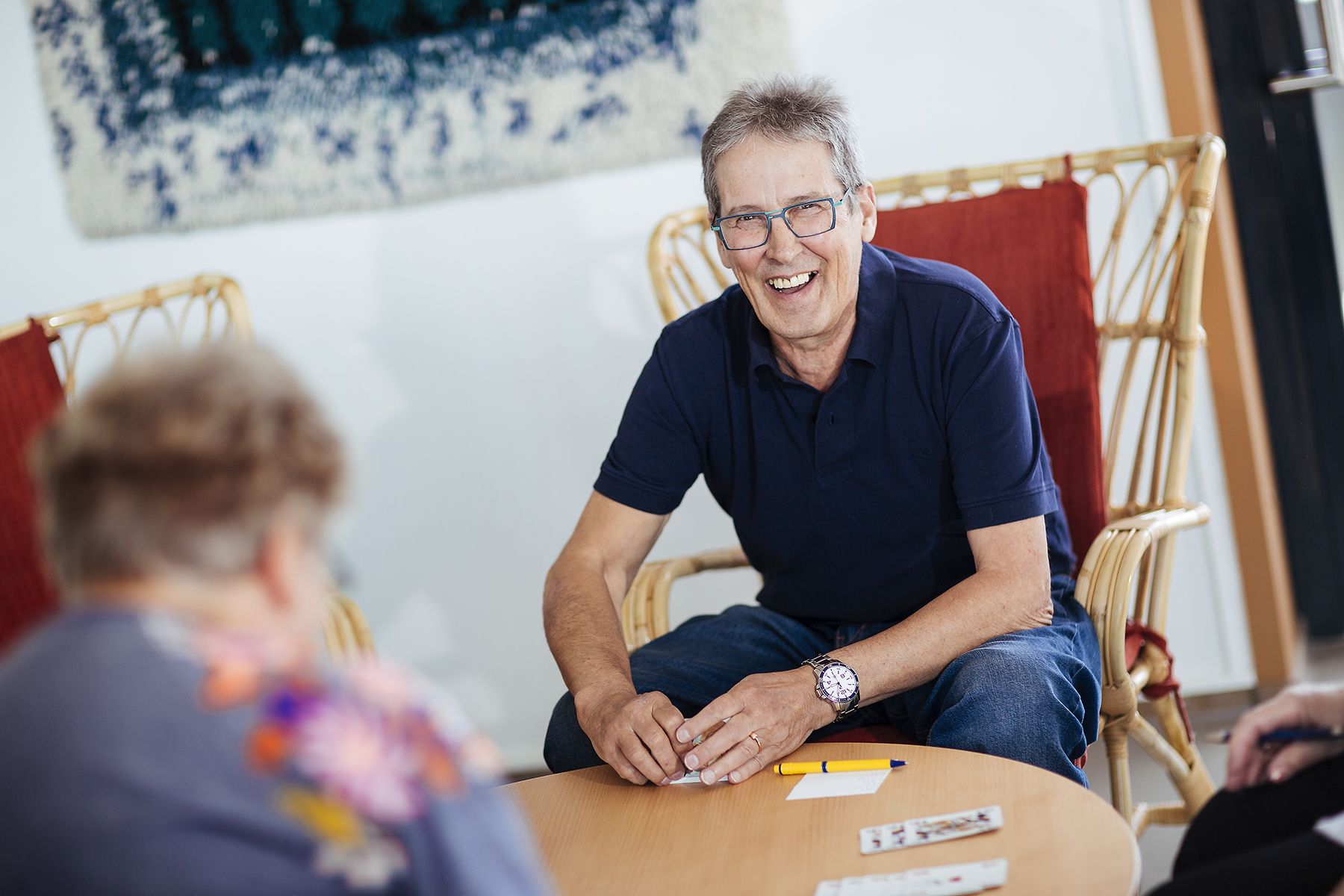 Korttirinki kokoontuu takkahuoneessa kaksi kertaa viikossa. Mikko Korkea-aho on mukana.