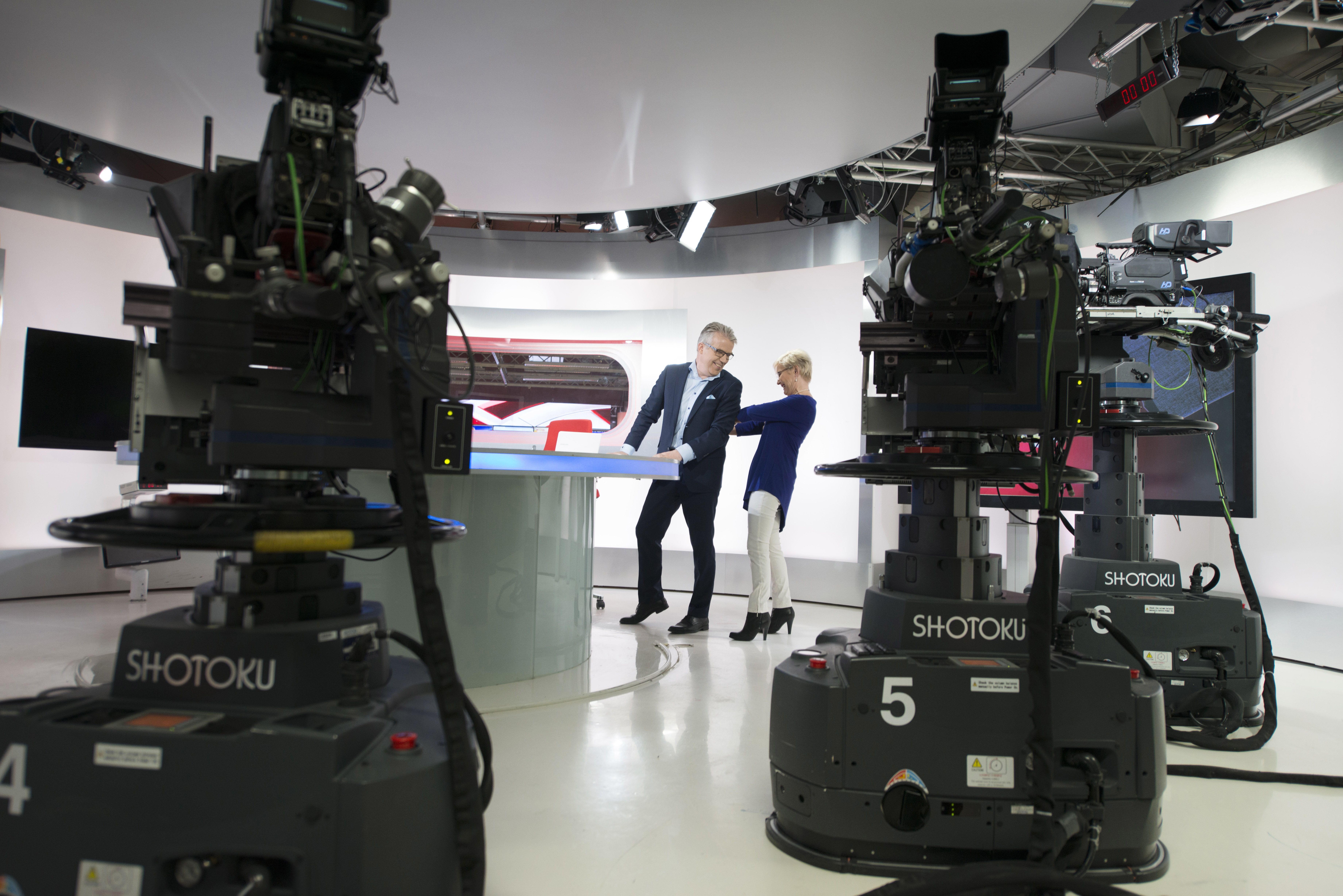 – Anna mulle virtaa, Keke pyytää Pirjoa tarkistamaan mikrofonin.