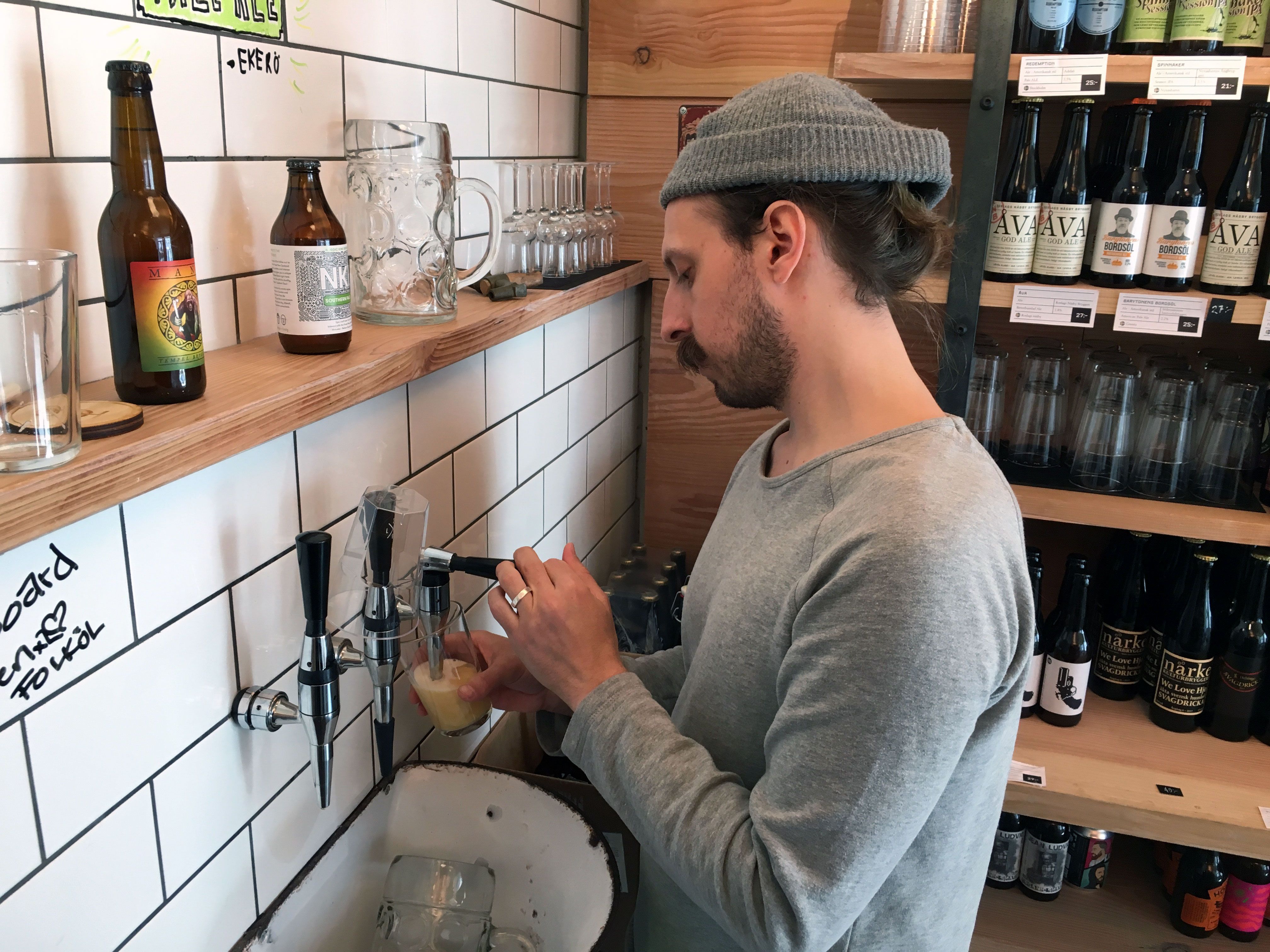 Johan Palo käyttelee Folkölsbutikenin pelkistetyn tyylikästä oluthanaa.