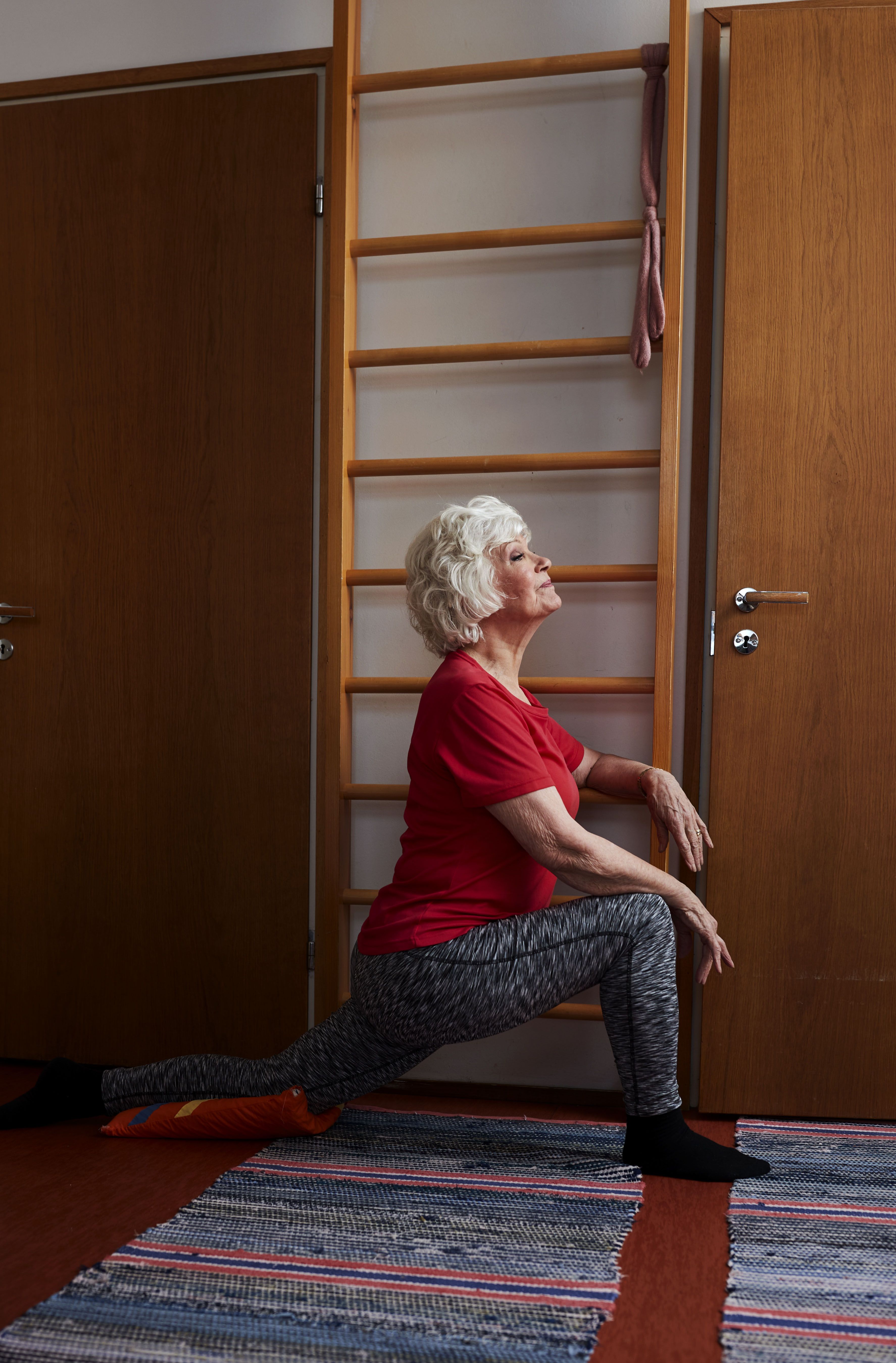 Puolapuiden ääressä kannattaa viihtyä. Se pitää laulajan ryhdin kunnossa, vaikka "enhän minä enää laula", sanoo Vieno Kekkonen.