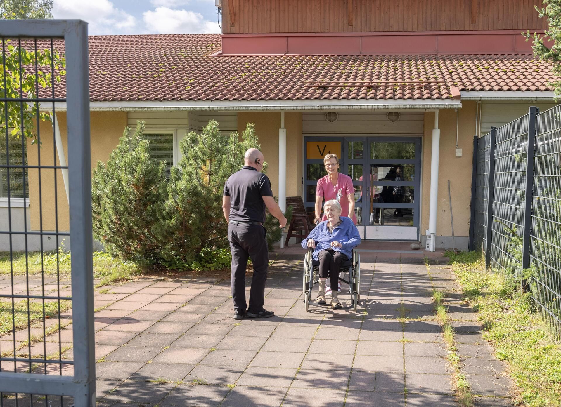 Äiti saapuu Valkeakosken sairaalan geriatriselta osastolta, jossa hän vietti loppukesän.