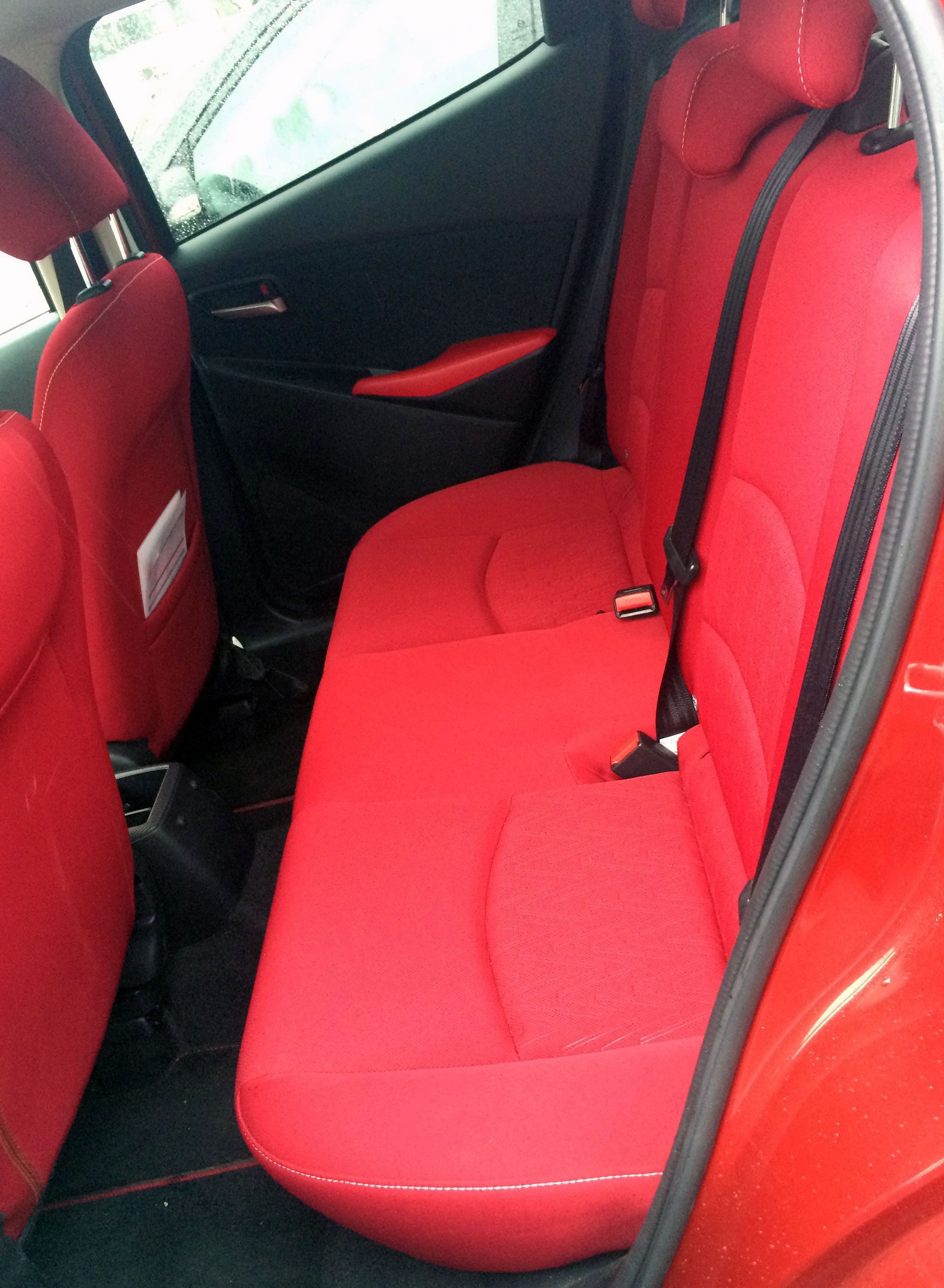 Takapenkille mahtuu hyvin kaksi keskimittaista aikuista.