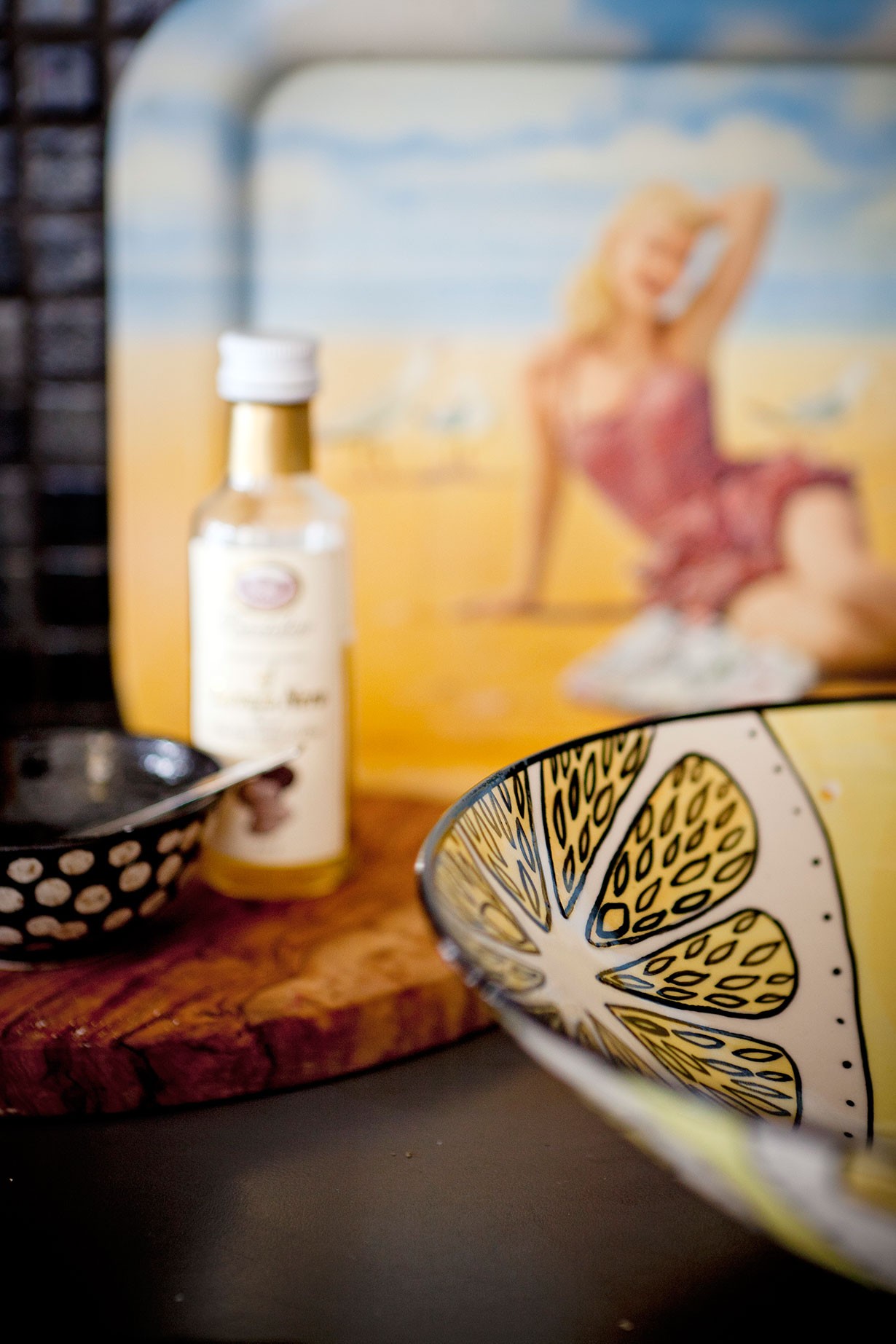 Keittiön yksityiskohtia. Keltainen kulho on Judyn tekemä.