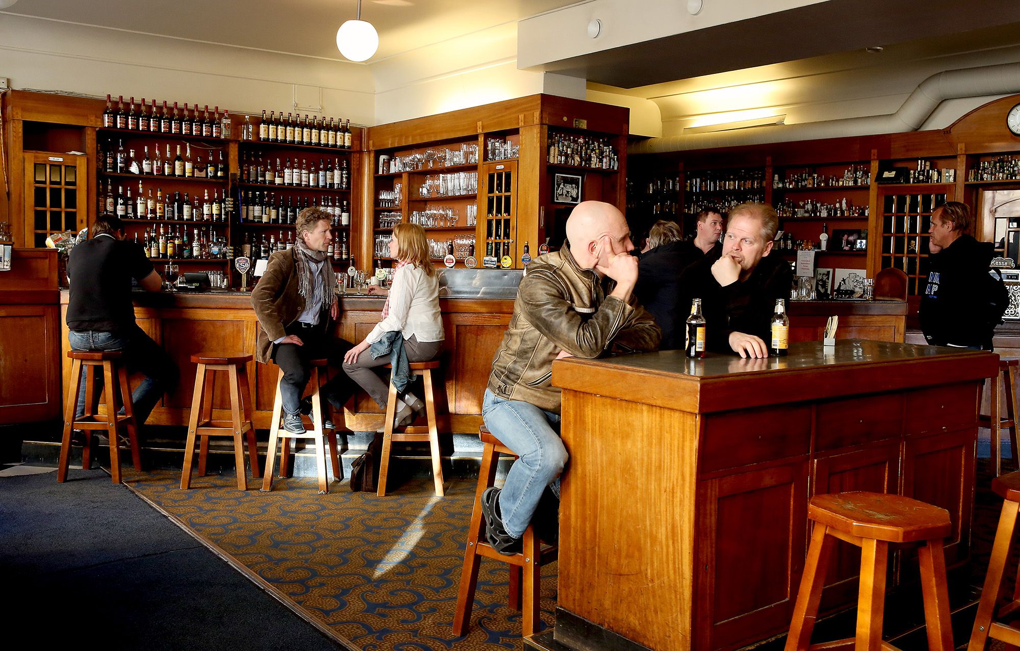 Onk Varesta näkyny? Reijo Mäen dekkareissa yksityisetsivä Vares viihtyy Uudessa Apteekissa.