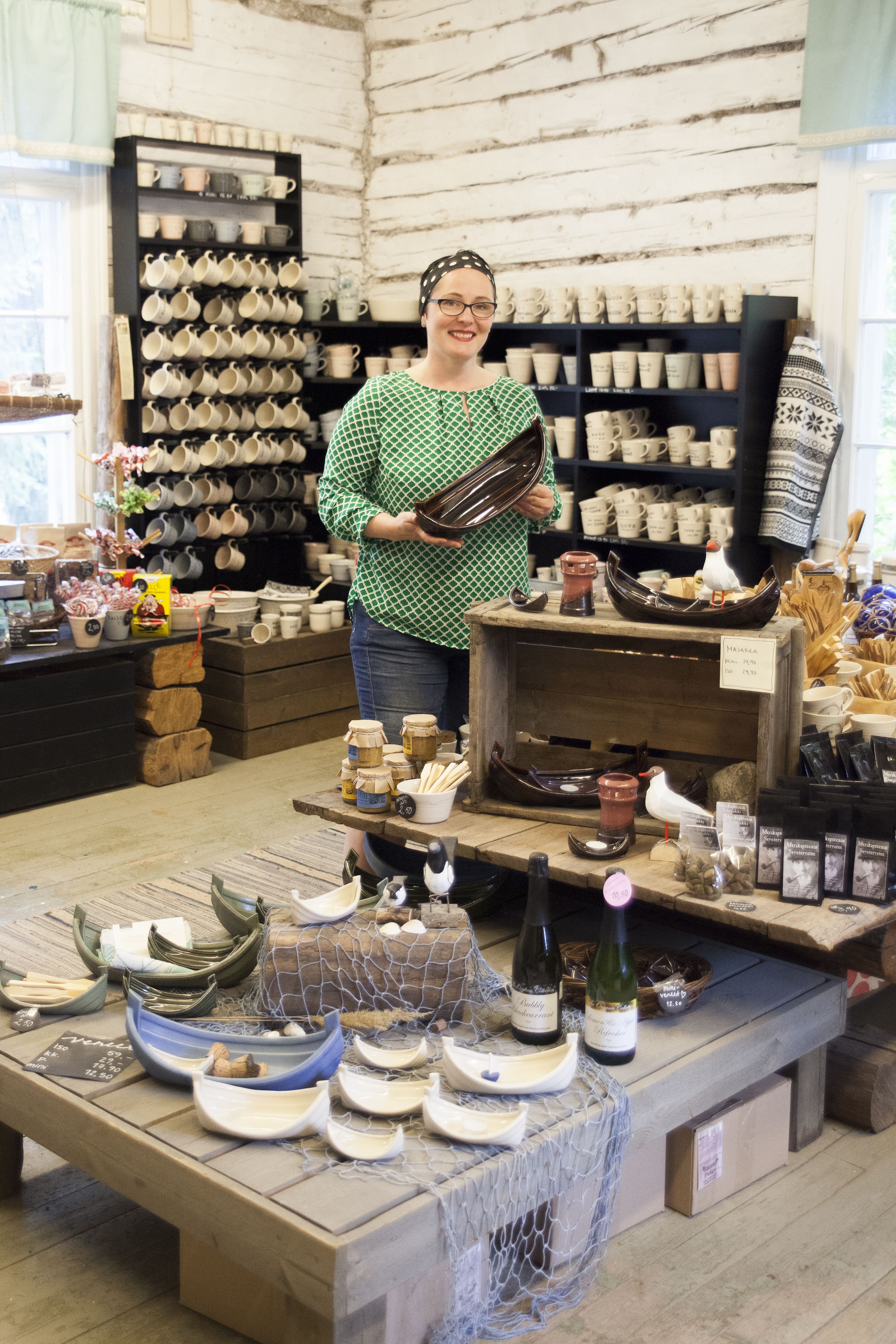 Kustavin Savipajassa&nbsp;vaalitaan perinteitä ja luodaan uutta. Toimitusjohtaja Pia Metsävainio sanoo saaristolaisuuden näkyvän tuotteissa.