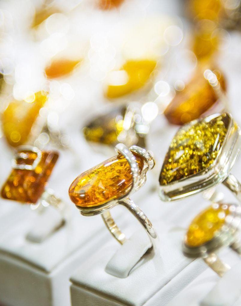 Arabinaiset käyttävät runsaasti koruja, vaikka ne eivät näy asujen alta.