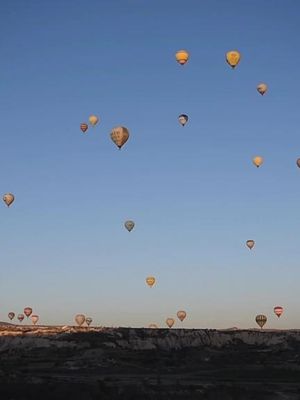 Kuumailmapalloilua Turkin upeissa maisemissa