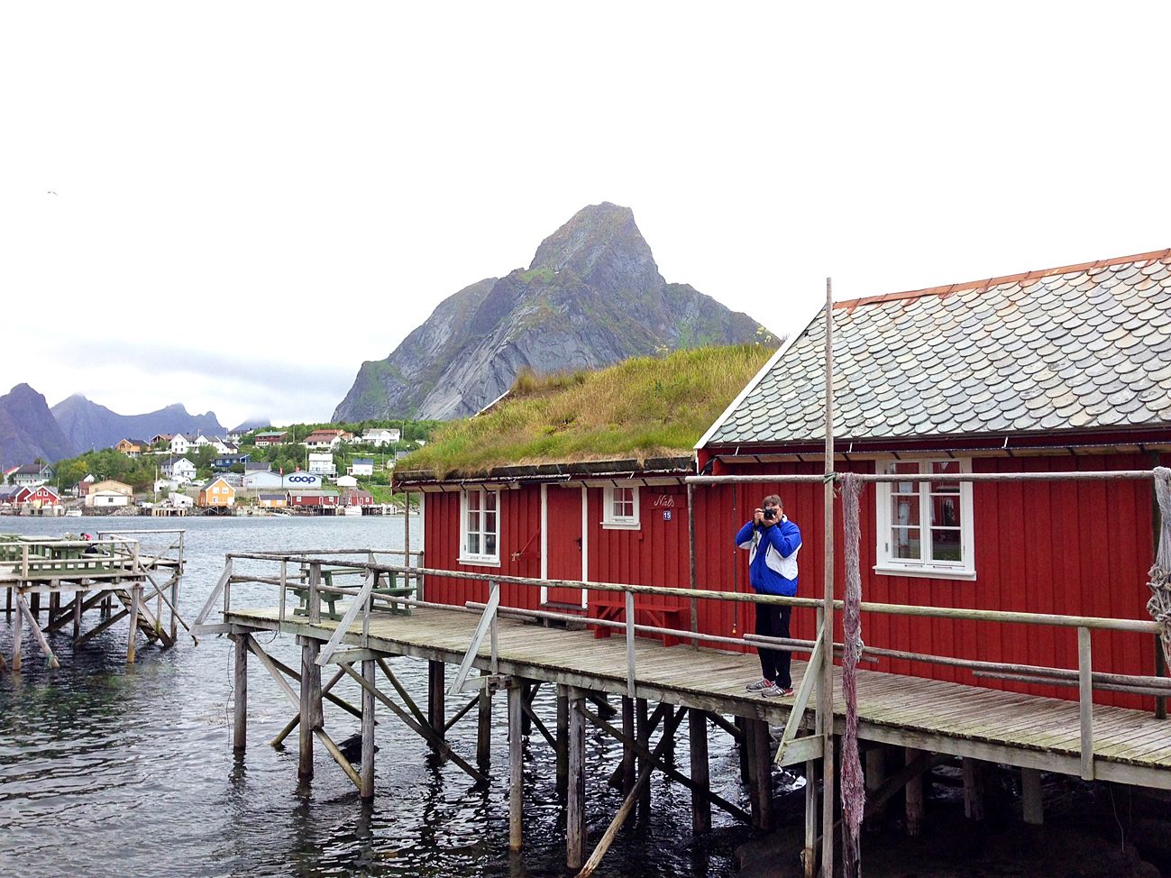 Meren myrskytessä on hienoa nukkua laiturille rakennetussa mökissa.