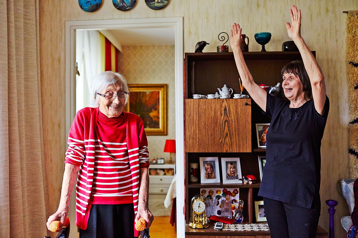 Allin miniä Irmeli osallistuu turvarinkiin niin saunaseurana kuin siivoajanakin.