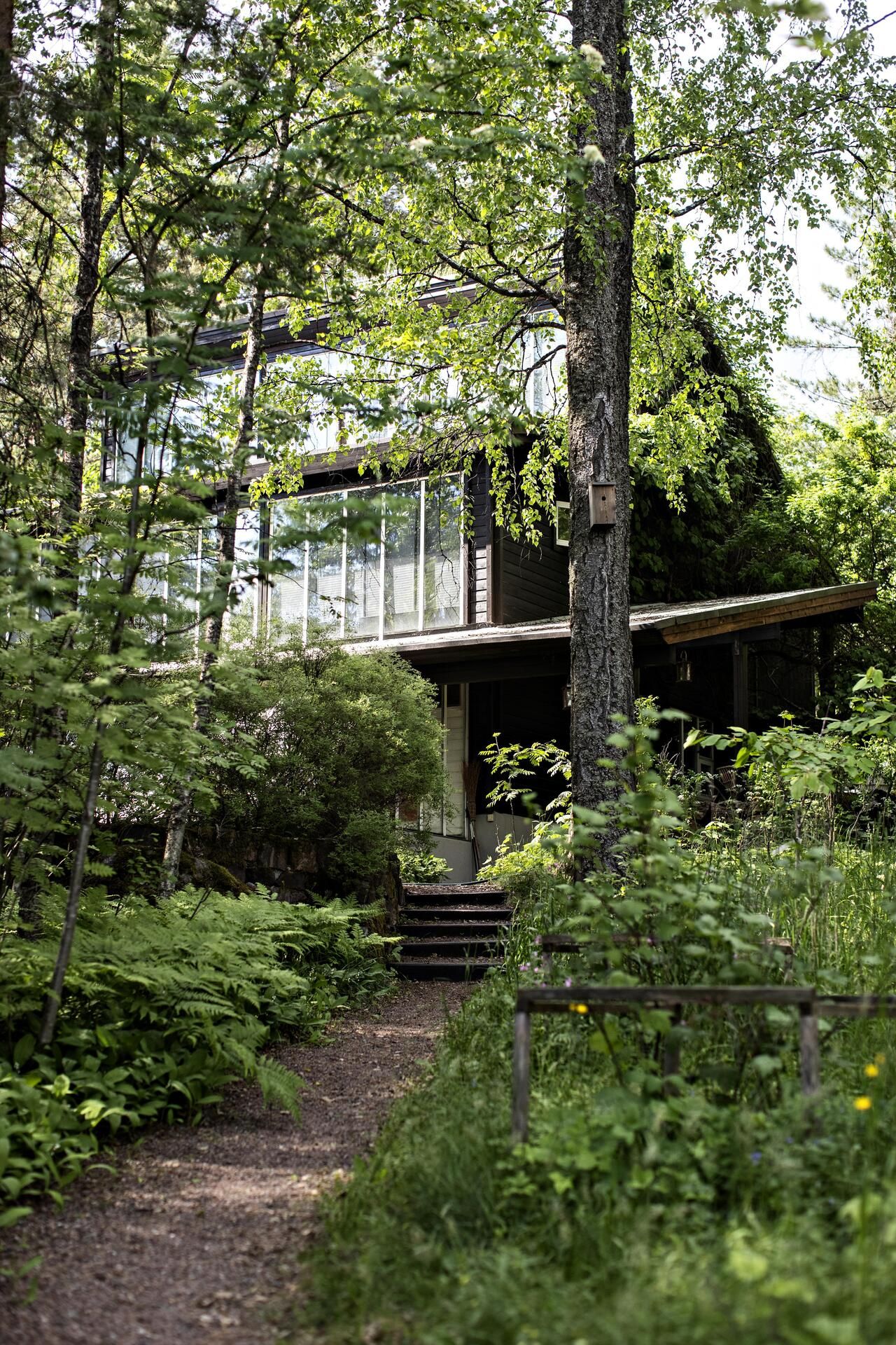 Tällä tontilla ei pääse oven eteen autolla.