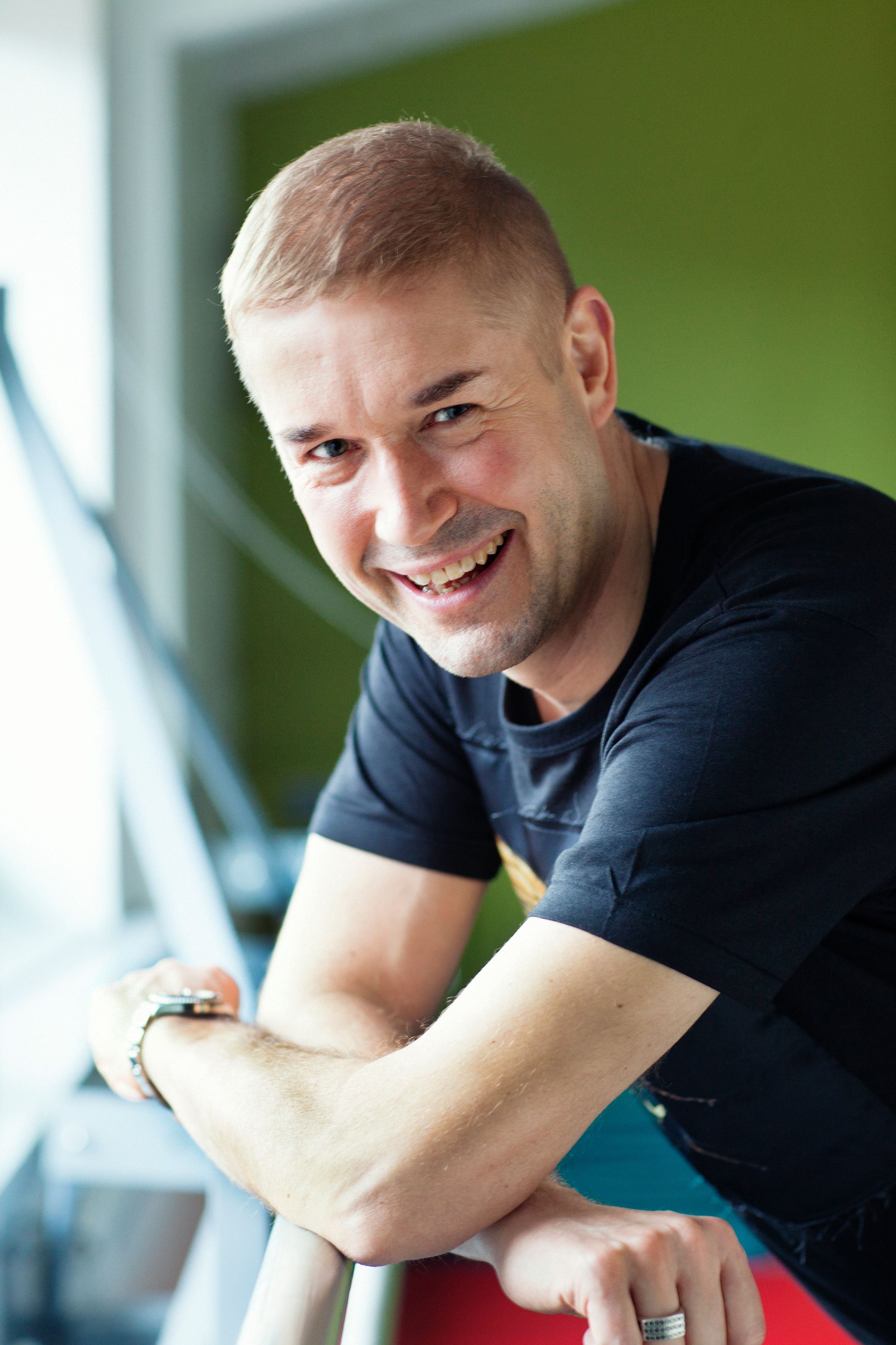 Marco Bjurström, 50, on tanssinopettaja, ohjaaja ja viestintäkouluttaja. Hän on parisuhteessa.