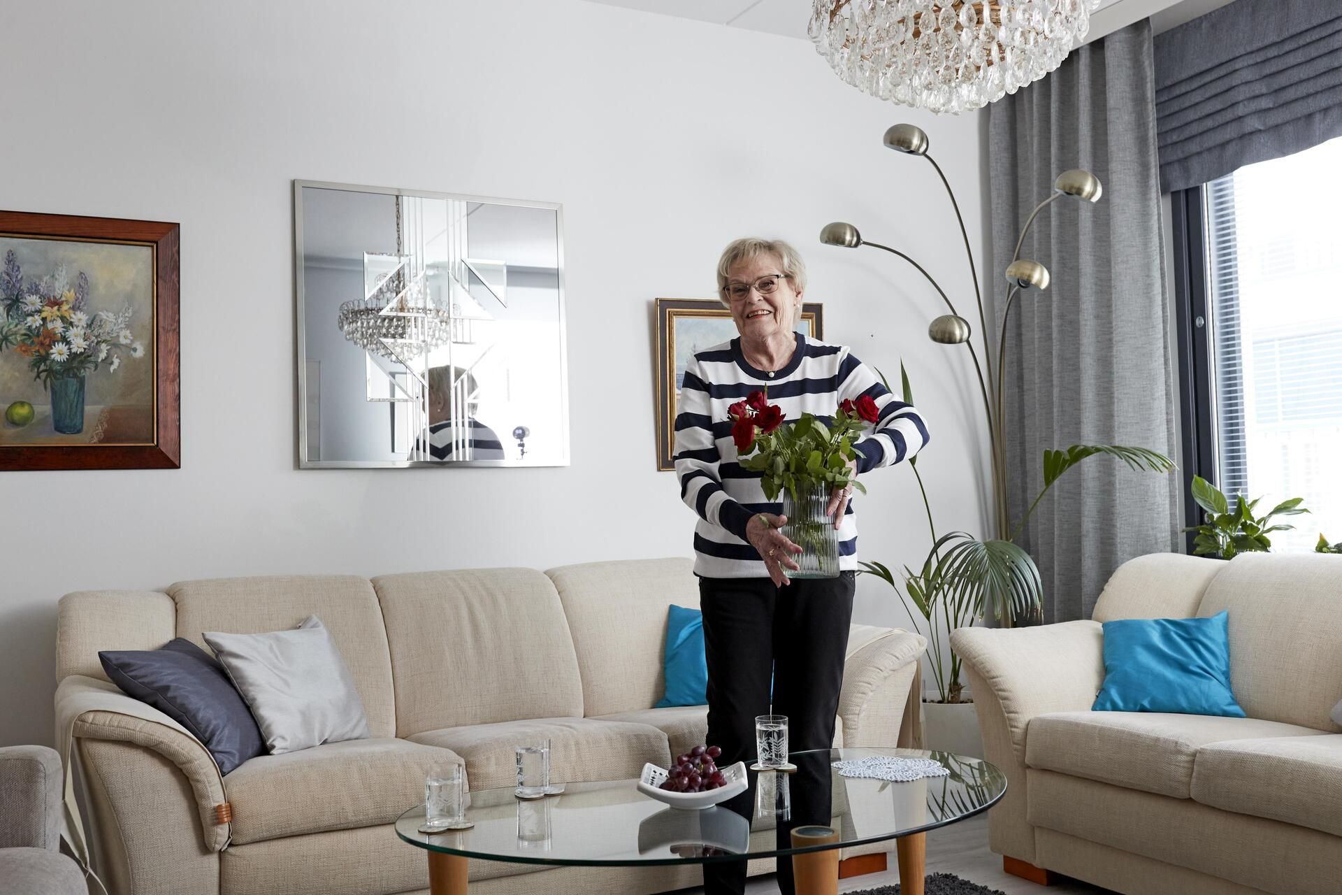 – Kun muutin tänne kolme vuotta sitten, naapurit tulivat heti esittäytymään. Se tuntui lämpimältä, Sirkka Lampinen sanoo.