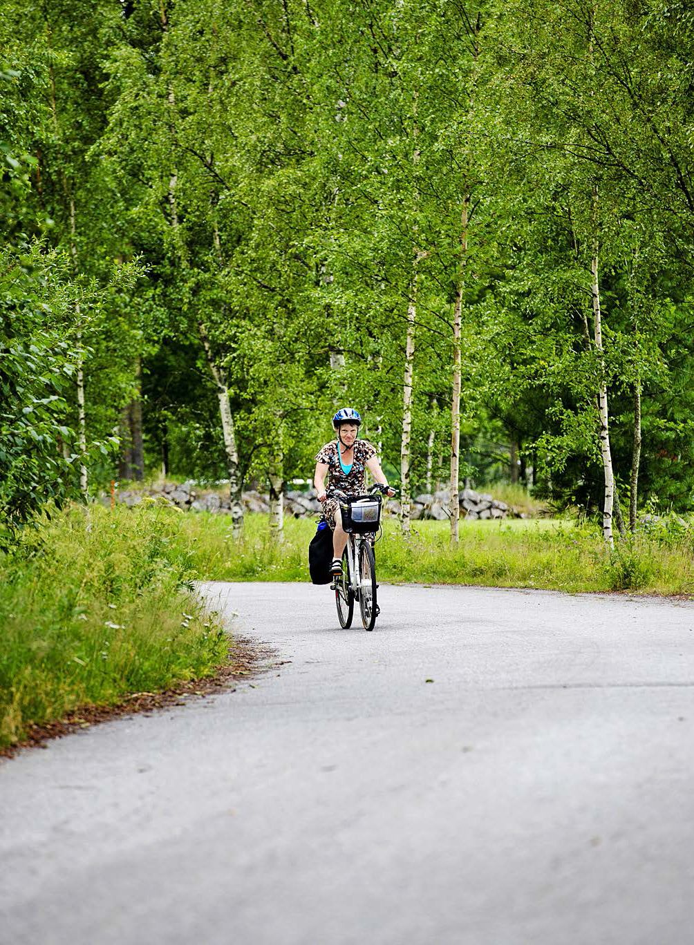 Sähköpyörä helpottaa menoa erityisesti vastatuulessa ja ylämäessä.