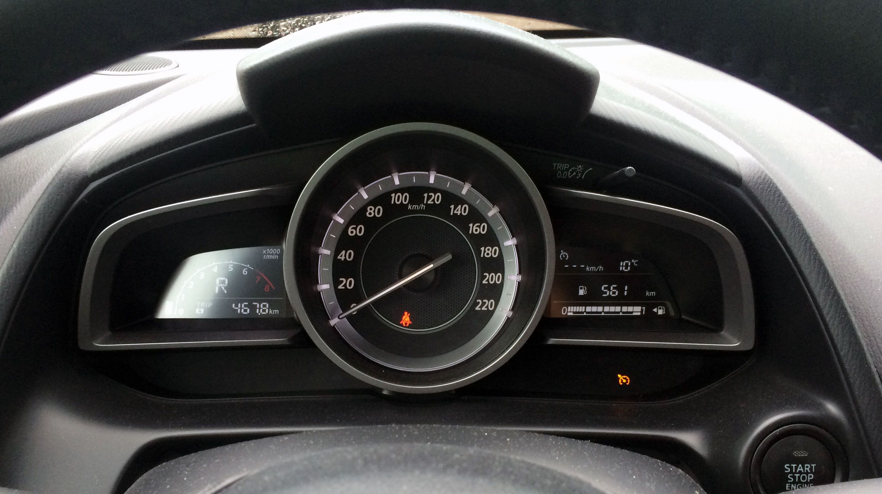 Isoa nopeusmittaria on kätevä vilkuilla ajon aikana. Digitaalinen kierroslukumittari ei ole yhtä selkeä.