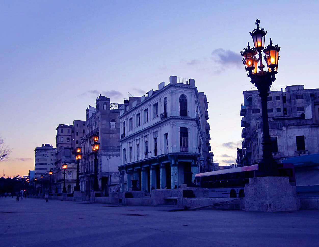 Sininen hetki Havannassa. Kuva: Annakaisa Vääräniemi