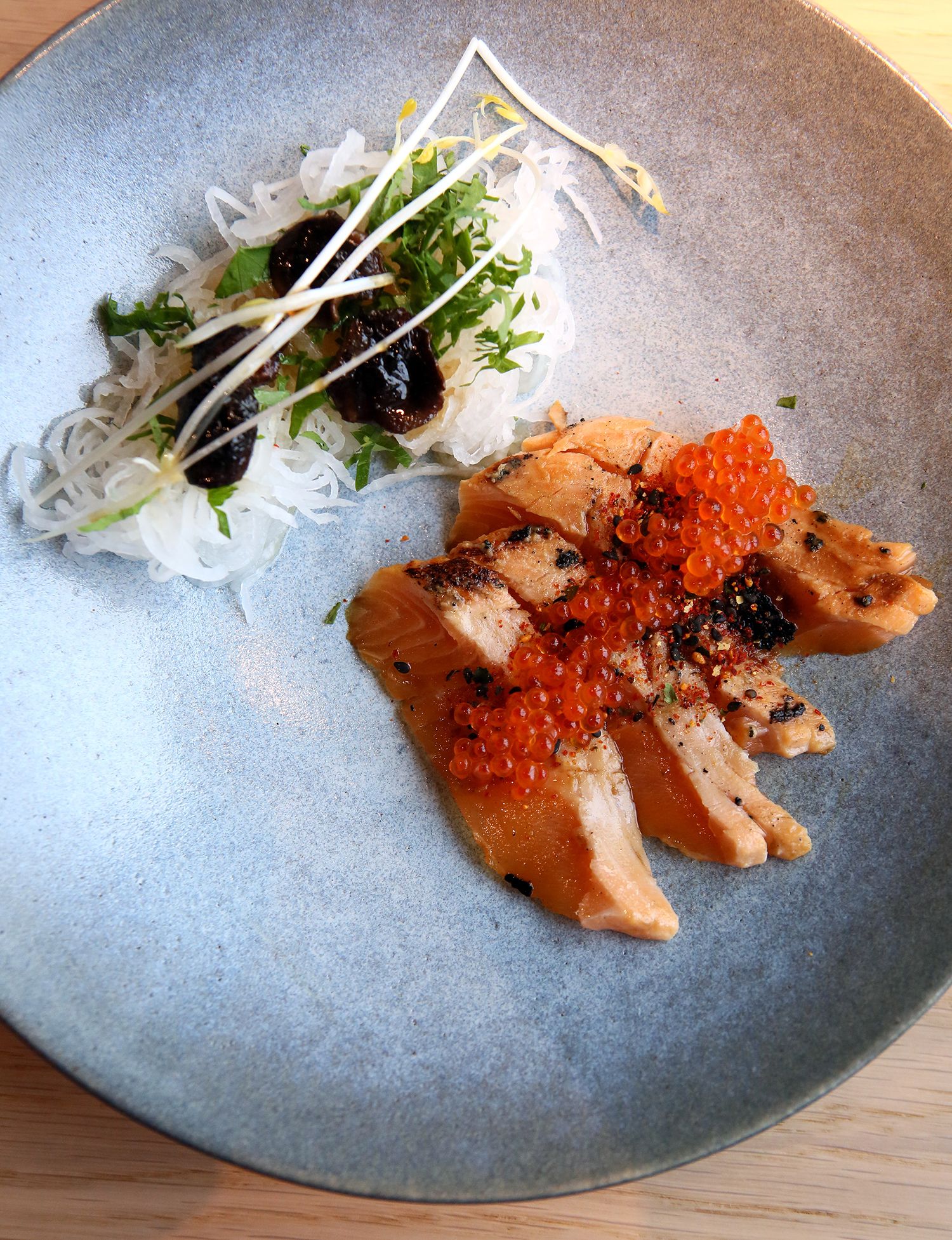 Takin keittiössä on naisenergiaa. Sitä tarjoilee nuori ja lahjakas Frida Ronge muun muassa nieriäsashimin ja rapsakan retikan muodossa. Tak tarjoaa myös sake-sommelierin palvelua.