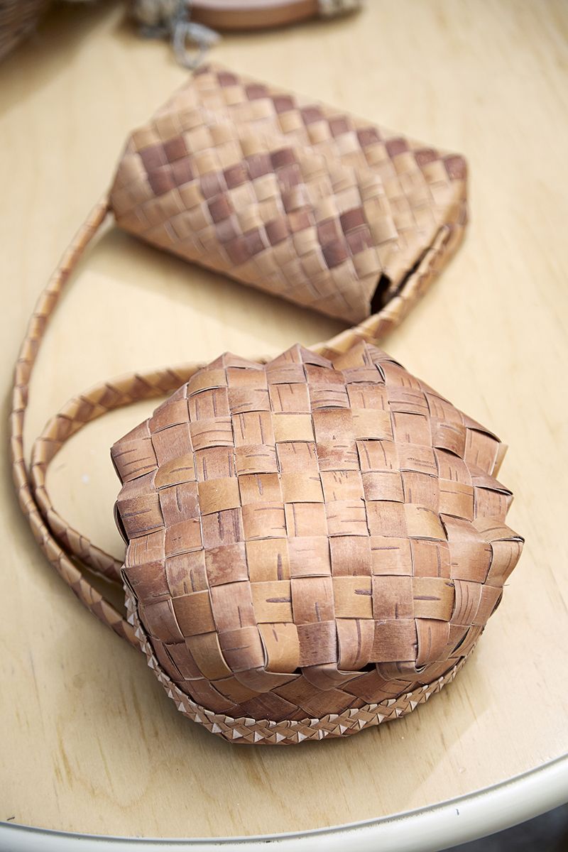 Tuohesta Erkki saattaa valmistaa vaikkapa käsilaukun ja pillerihatun.