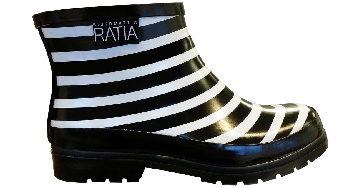 Tasaraitasaappaiden uritettu pohja estää liukastumista. 39 e, Ristomatti Ratia.