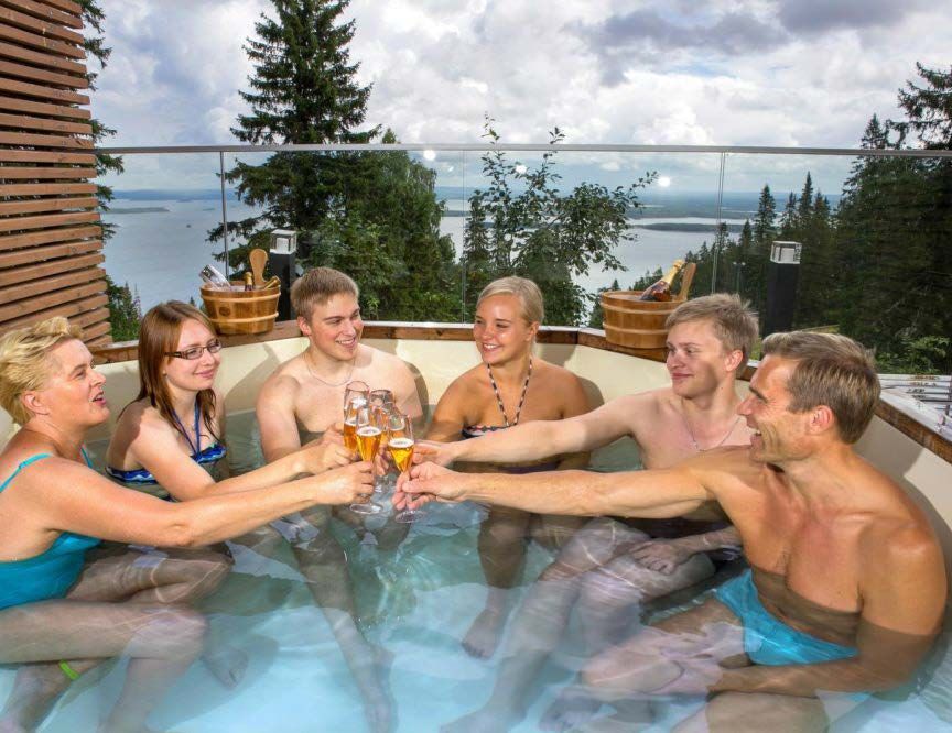 Juhlava maisema antaa paljukylvylle lisähohtoa.