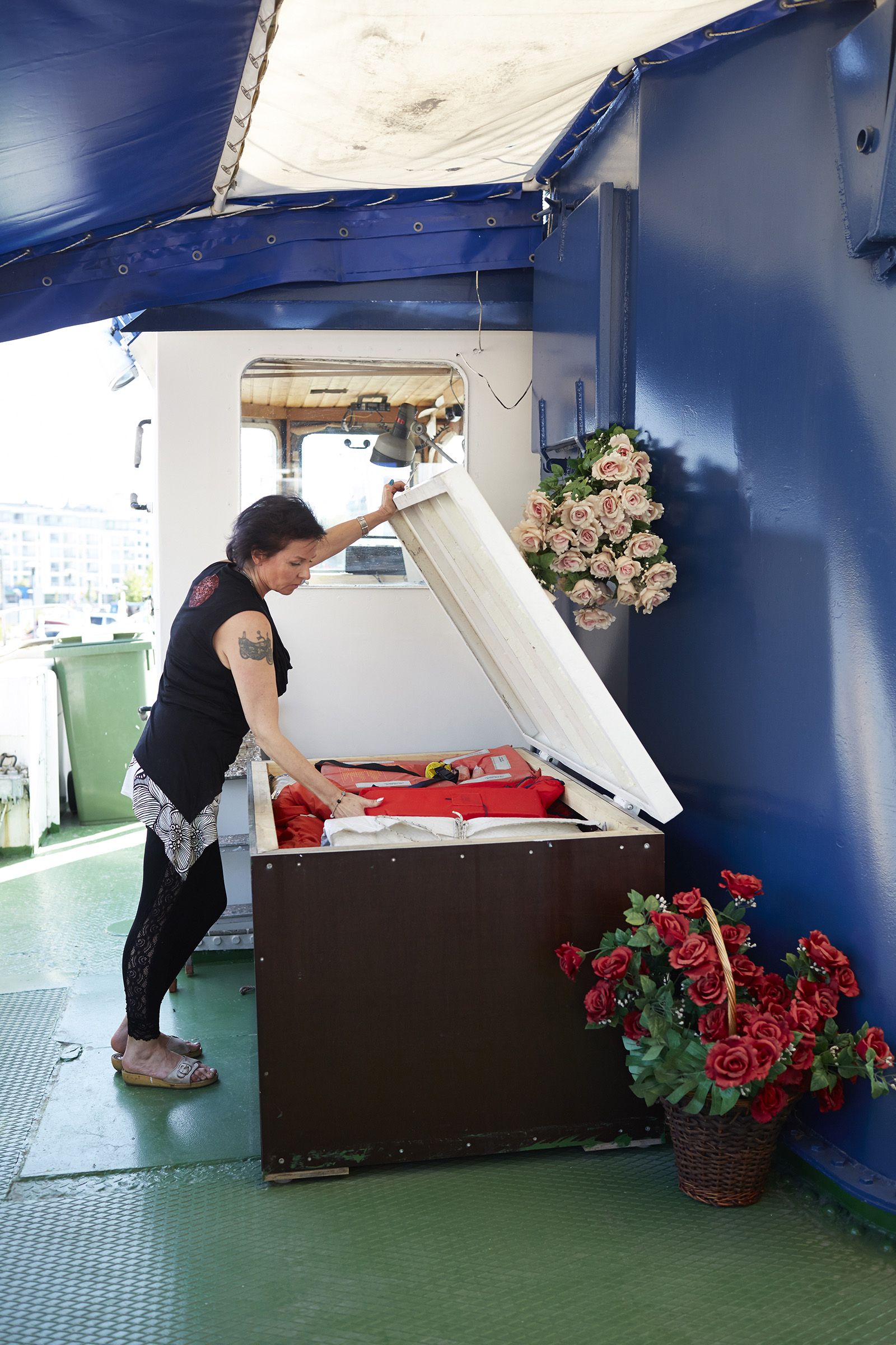 Mervi johtaa Asuntolaivurien yhdistystä. Sen päämäärä on saada kelluville kodeille suunniteltu alue myös Helsinkiin.