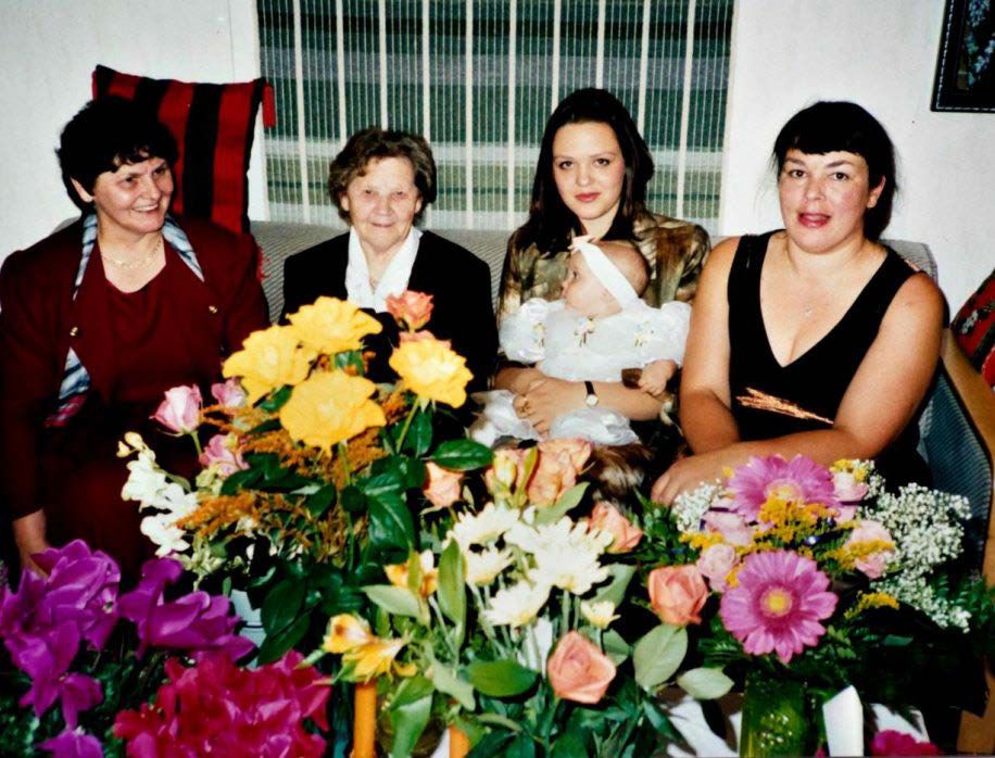 Nuoria äitejä neljässä polvessa. Kuvassa Sari (oik.), Aili-äitinsä (vas.), Rauha-mummunsa, tyttärensä Niinan ja tämän Krista-vauvan kanssa.