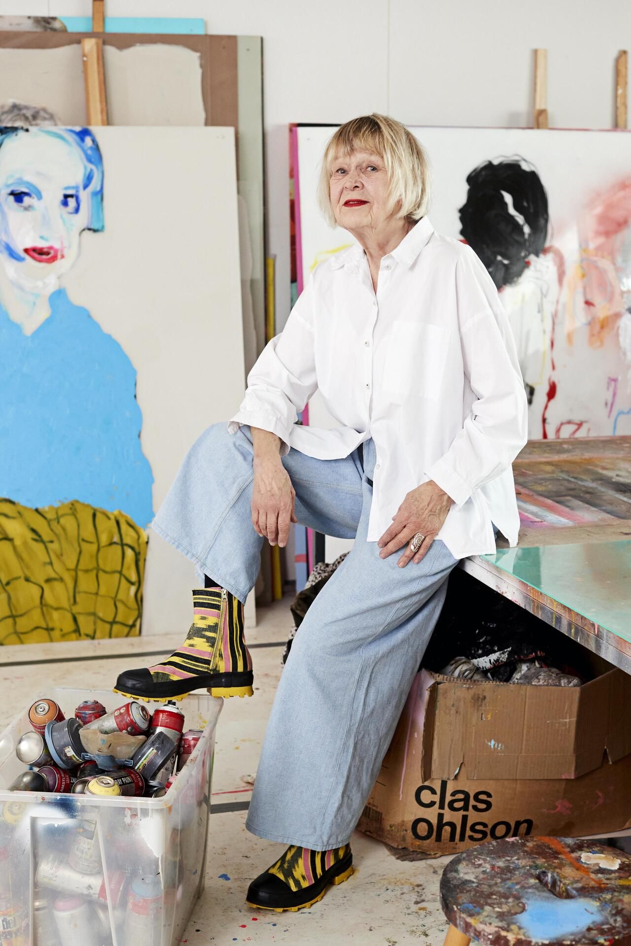 Luottoasu eli farkut ja valkoinen paitapusero on nyt päivitetty muodikkaaseen leveään siluettiin. Paidan ja farkkujen suunnittelija on Samu-Jussi Koski.