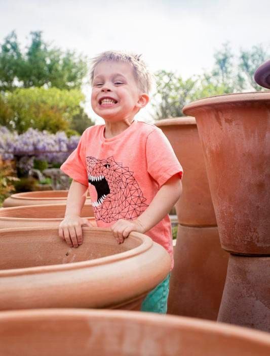 Nelivuotias Samuel rakastaa puutarhan ruukkuja erityisesti silloin, kun sade on ne täyttänyt.