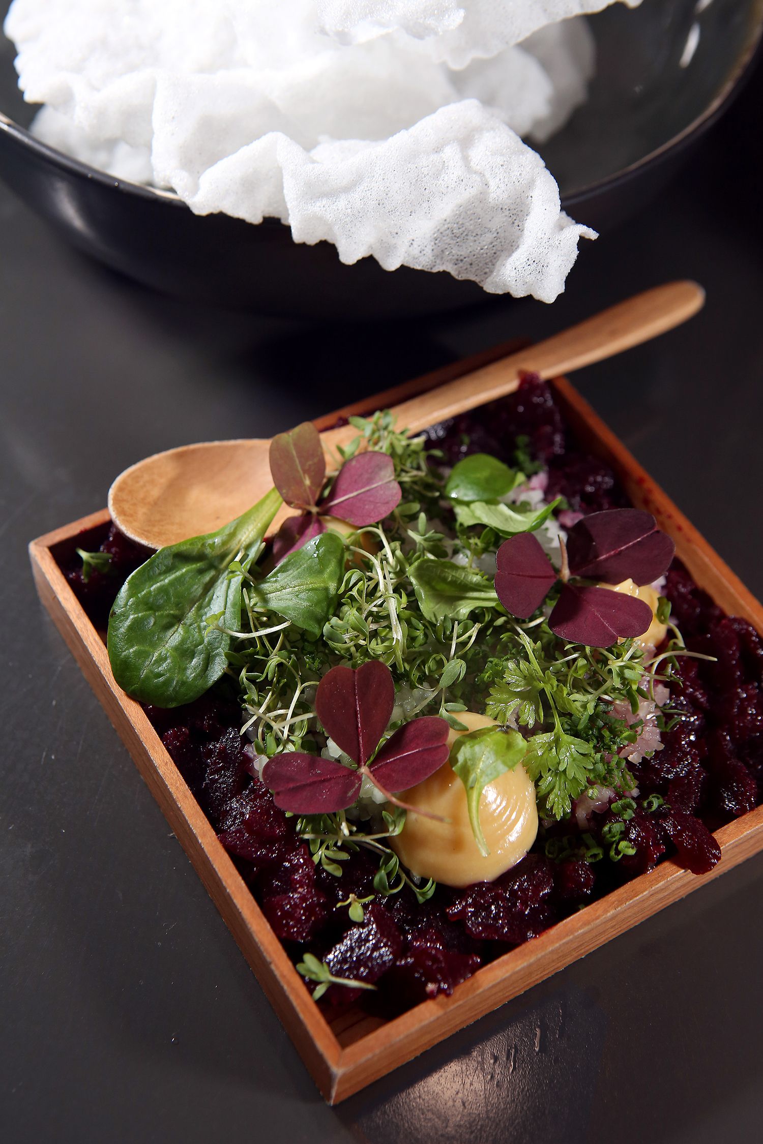 Sayan Isaksson tarjoaa Shibumissa kekseliästä ruotsalais-japanilaista ruokaa, kuten punajuuritartaria.