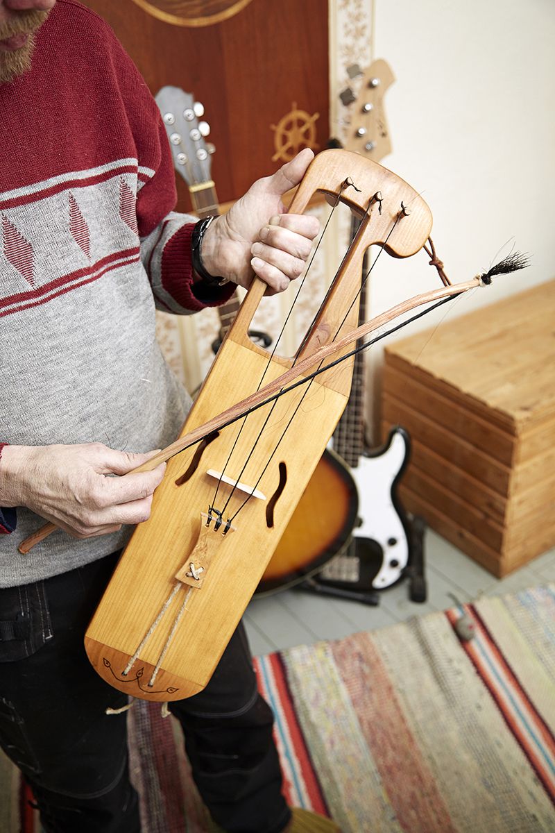 Jouhikon runko on tervalepästä, kansi kuusesta ja kielet ja roka hevosen häntäjouhista, mistä tulee soittimen nimikin.