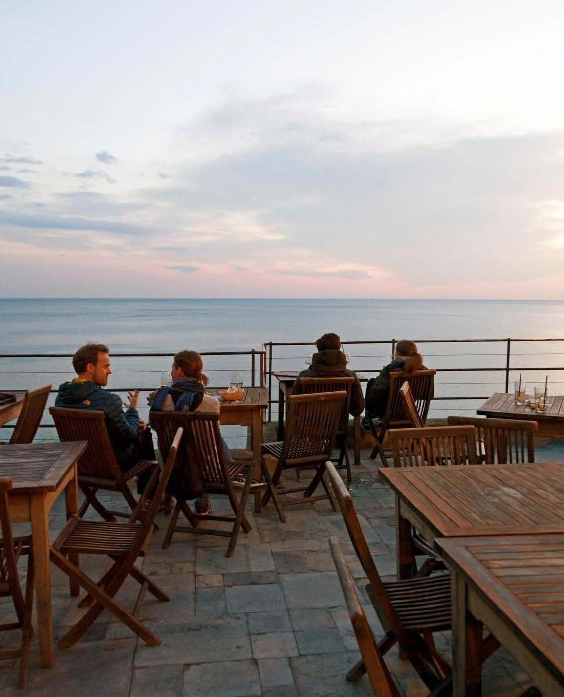 Riomaggioren kallioravintolasta näkee kauas.