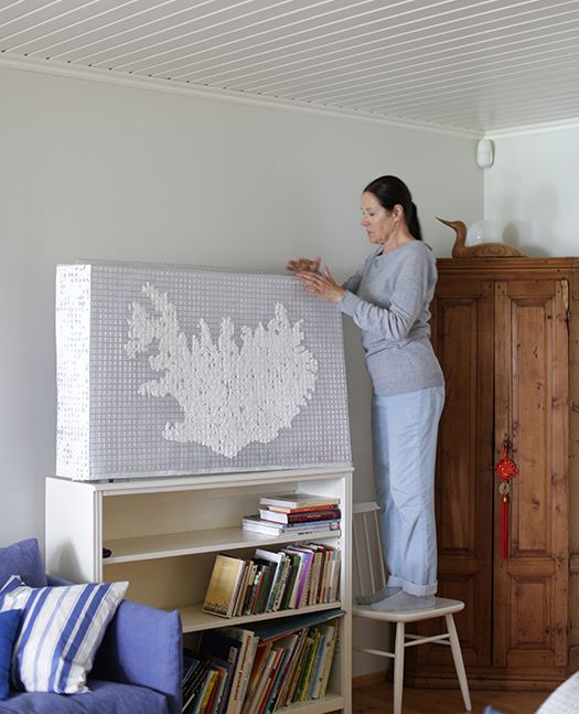 Olohuone on sisustettu vanhoilla kalusteilla. Paperimassasta ja teräsverkosta tehty Islannin kartta on tv-suojus.