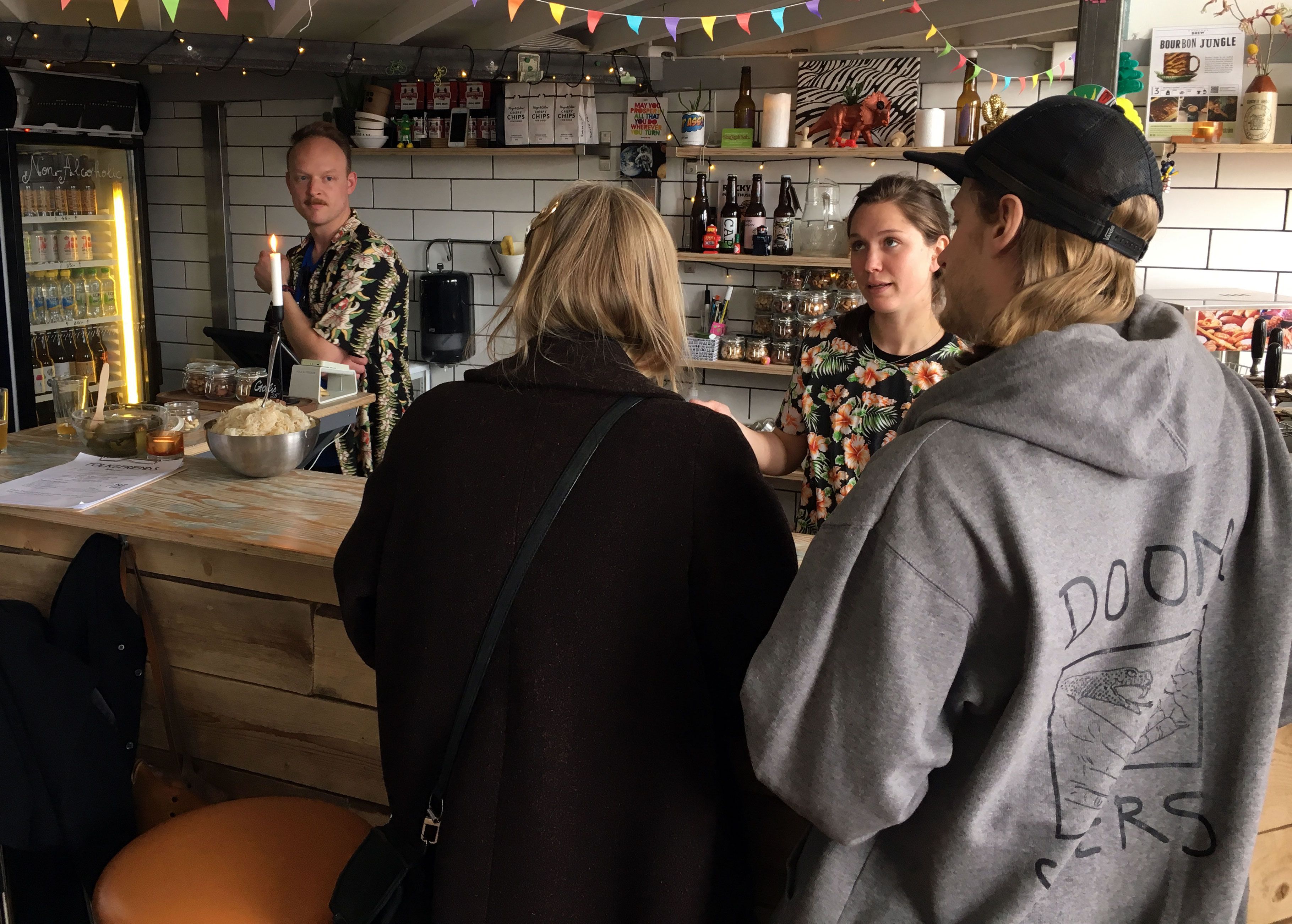 Victor Olin ja Alli McCleary pyörittävät Folks & Friends baaria.