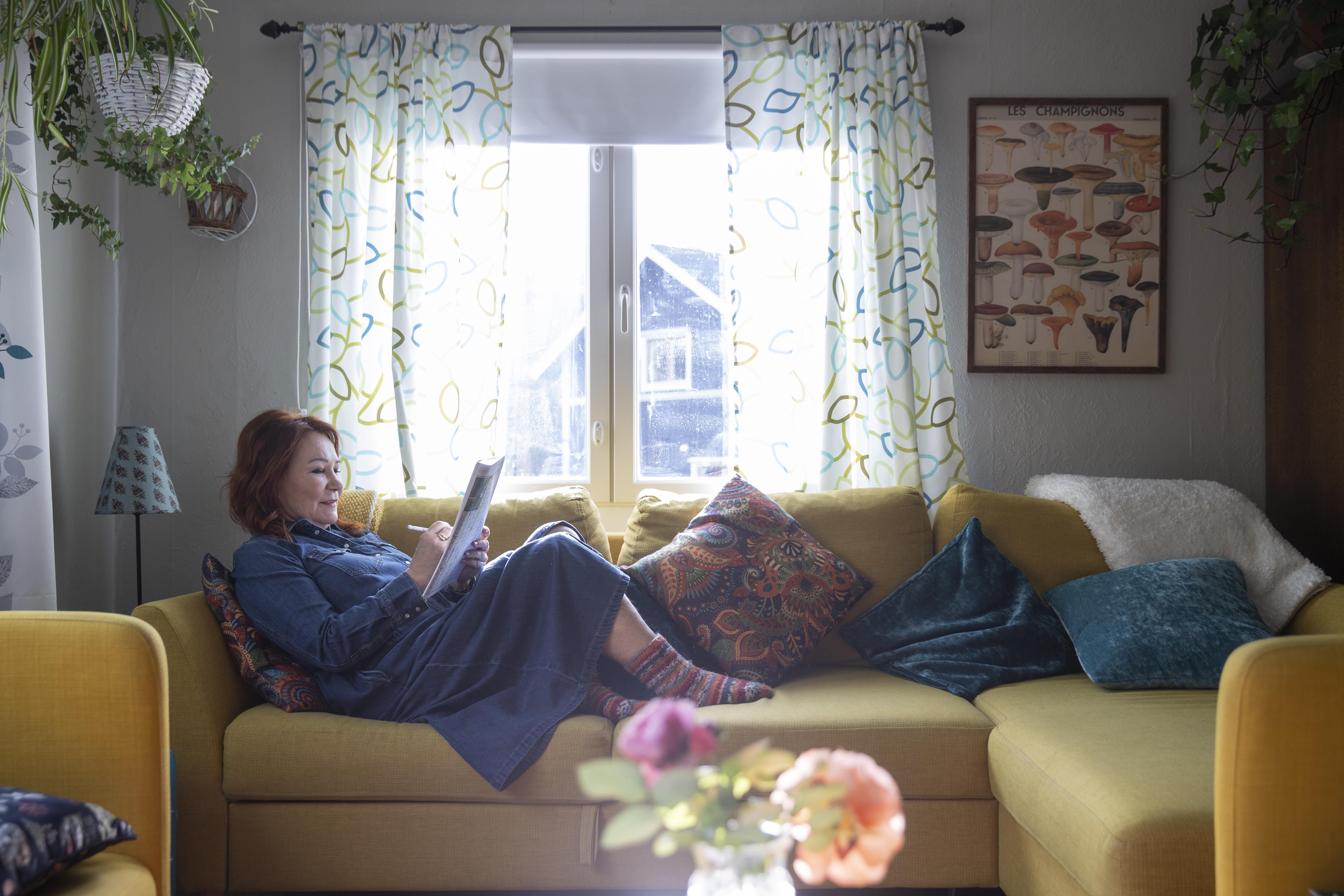 ”Rakastan <ep>retroilua! Melkein kaikki mökin hankinnat on tehty käytettyinä. Saan onnellisuutta väreistä, joilla ympäröin itseni”, Vicky Rosti kertoo.