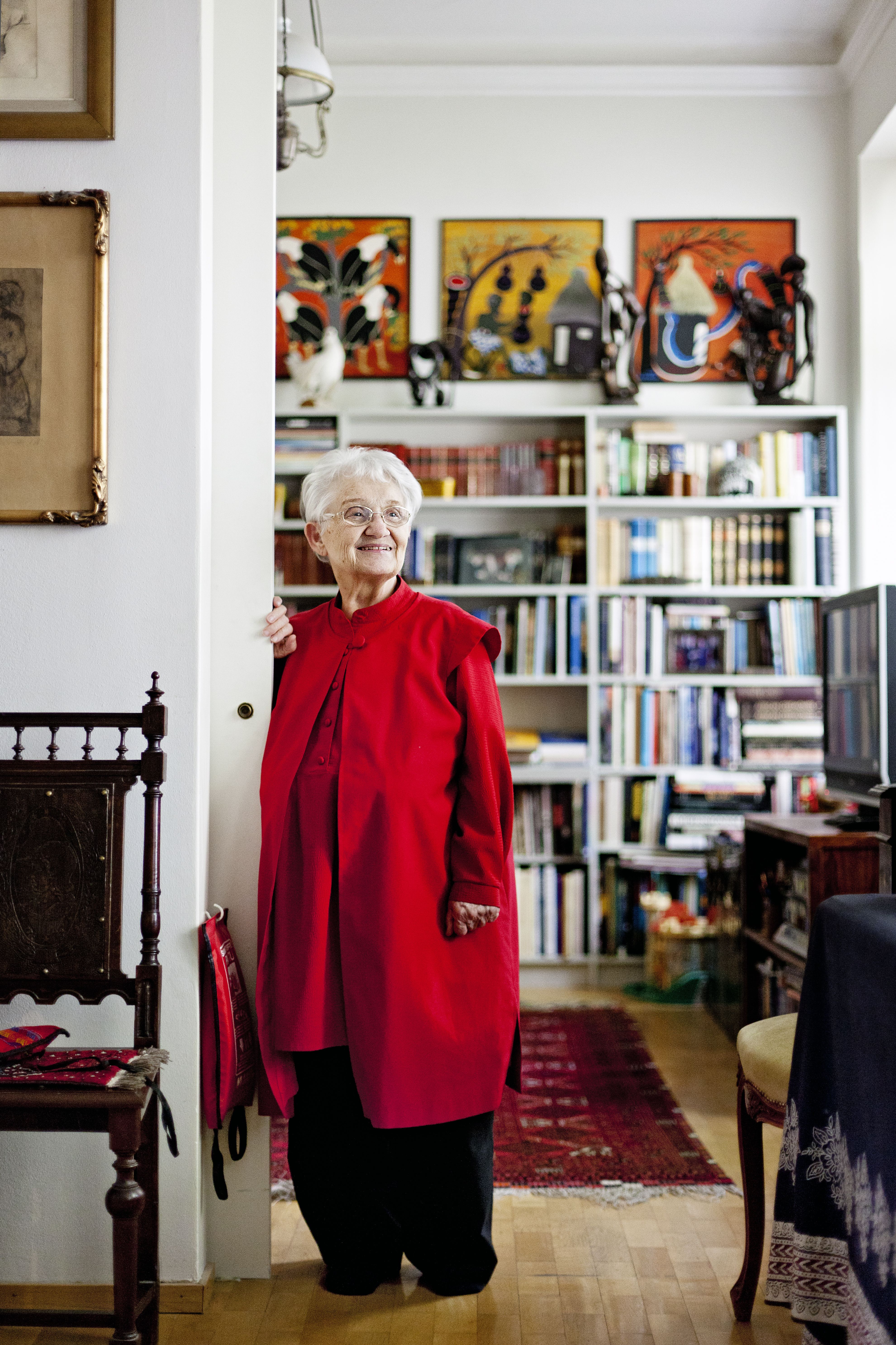 Eijan lempiasu on Pakistanissa räätälöity. Kirjahyllyn päällä on polkupyöräväreillä maalattuja tauluja Tansaniasta.