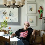 – Psykologinen kuolema alkaa sillä, että ei kiinnostu maailmasta eikä muista, alkaa itse luopua elämästä. Aira Samulinin elämänhalu ei ehtynyt, Pirkko Lahti sanoo. Tämän pöydän ääressä oli tarkoitus syödä yhdessä päivänä, jona Aira kuoli.