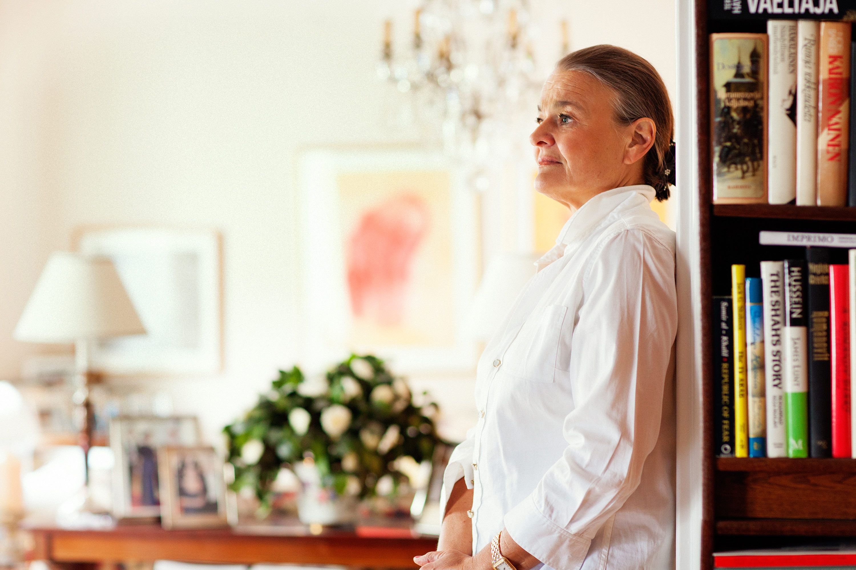 Rita rakastaa kontrasteja. Tumman kirjaston vastapainoksi olohuone on sävyltään vaalea.