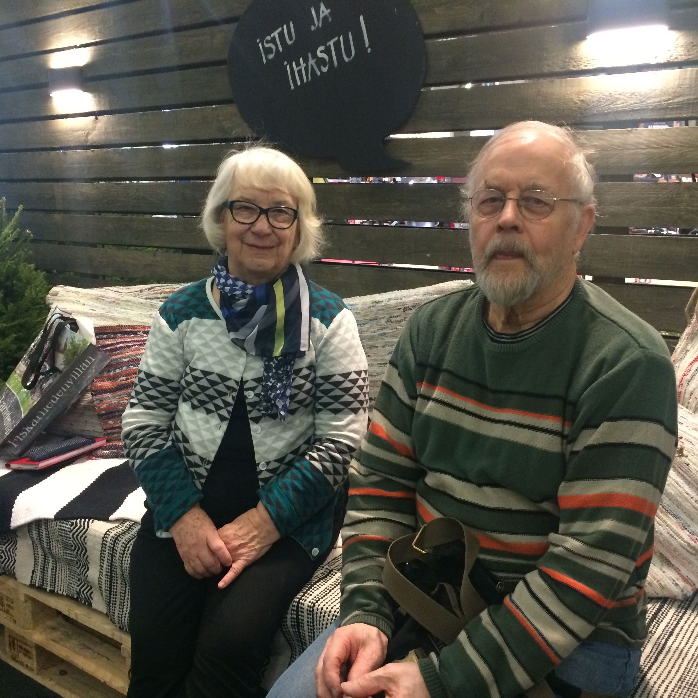 Leena ja Ensio Jauhiainen nauttivat oman kasvimaan ja talvipuutarhan satoa pitkälle kevääseen.