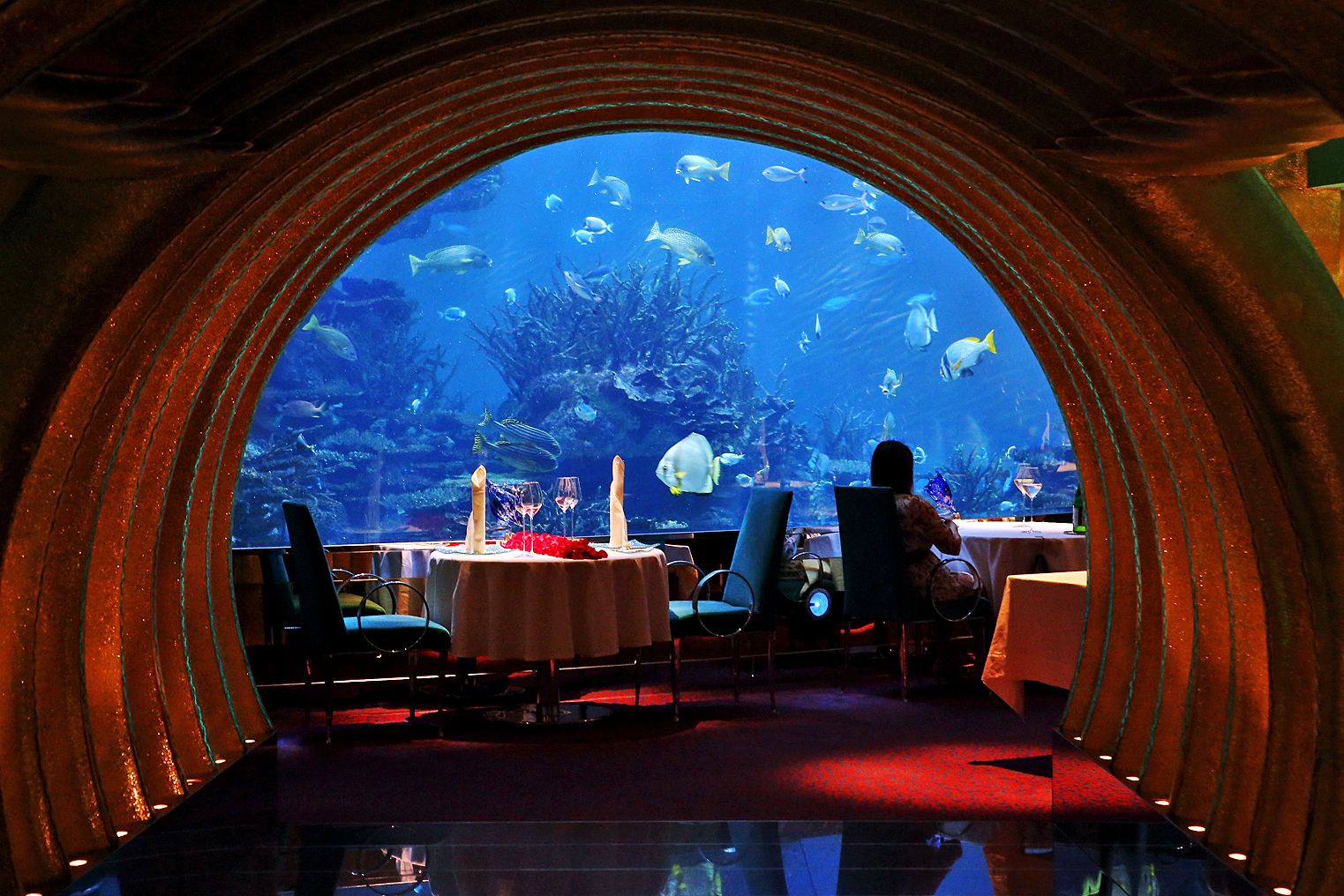 Al Maharassa osteri tarjotaan samppanja­vaahdon, kaviaarin ja lehtikullan kanssa.