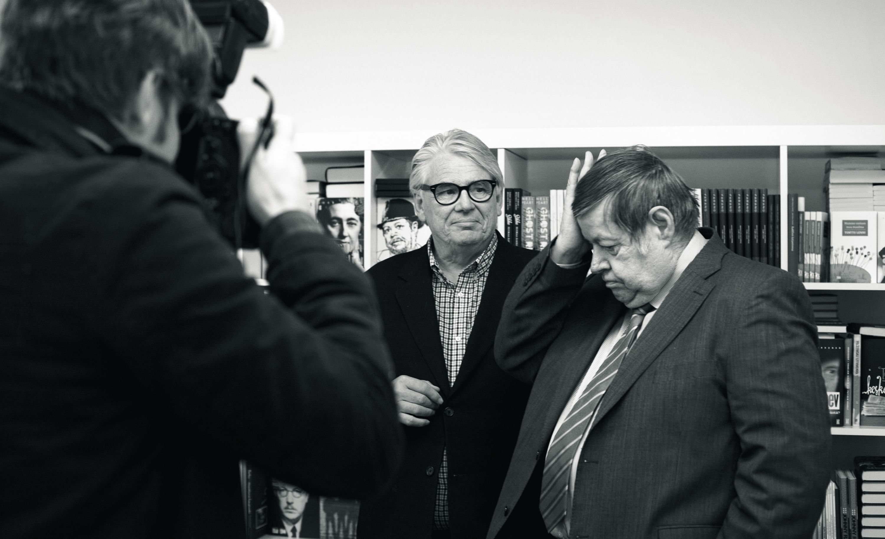 Arto poseeraa Lasse Lehtisen kanssa lehdistölle. ”Mainio kirja”, Arto myhäilee Lassen tekstistä.