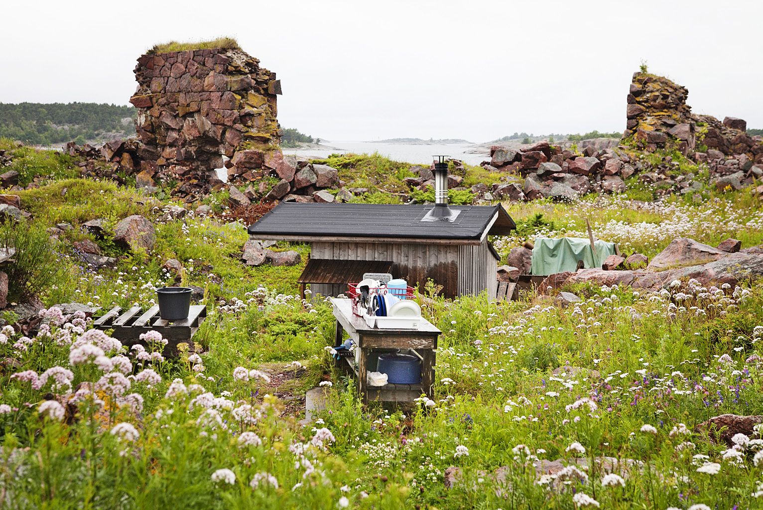 Suojaisassa notkelmassa kyyhöttävä sauna tarjoaa talkoolaisille makeat löylyt.