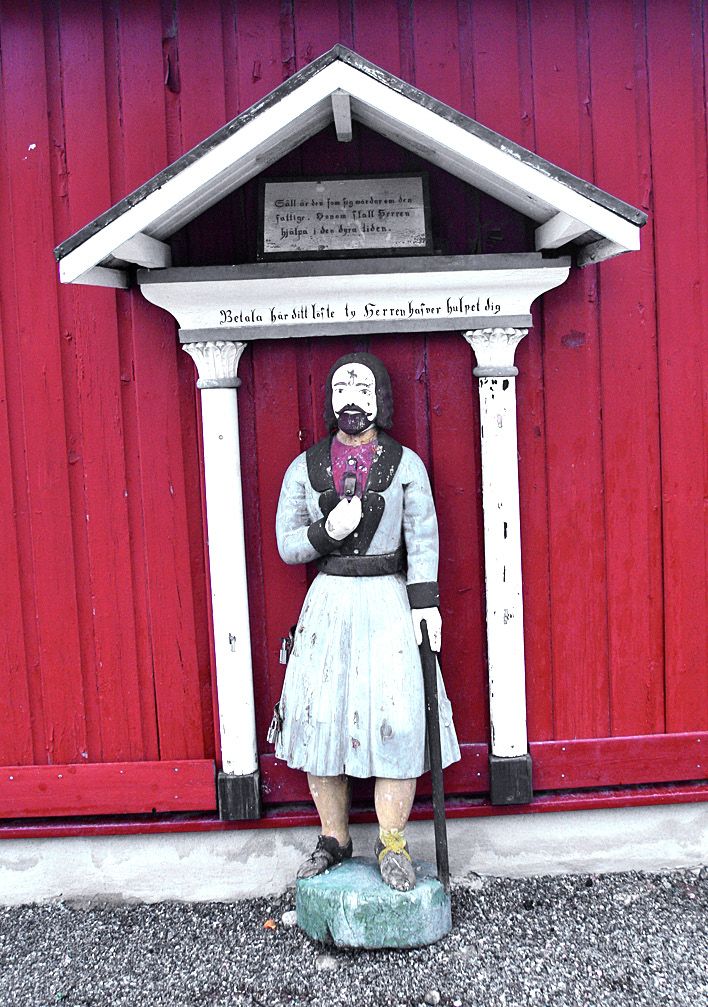 Larsmon ja muiden kirkkojen vaivaisukot hoitivat sosiaaliavun entisaikaan. Eniten ukkoja näkee Pohjanmaalla.