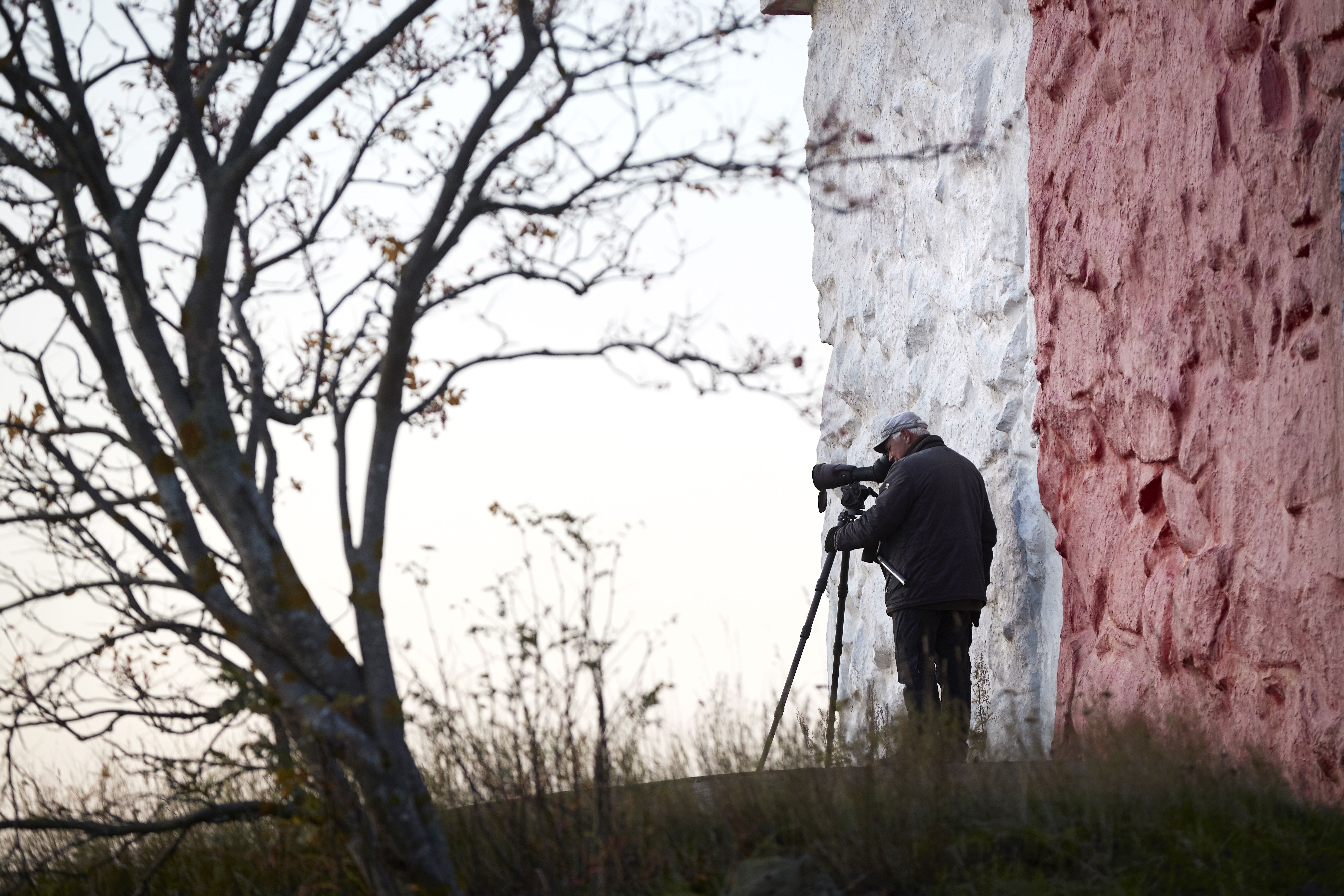 Lintuharrastus vetää Jorman joka aamu majakan kylkeen tarkkailemaan siivekkäitä.