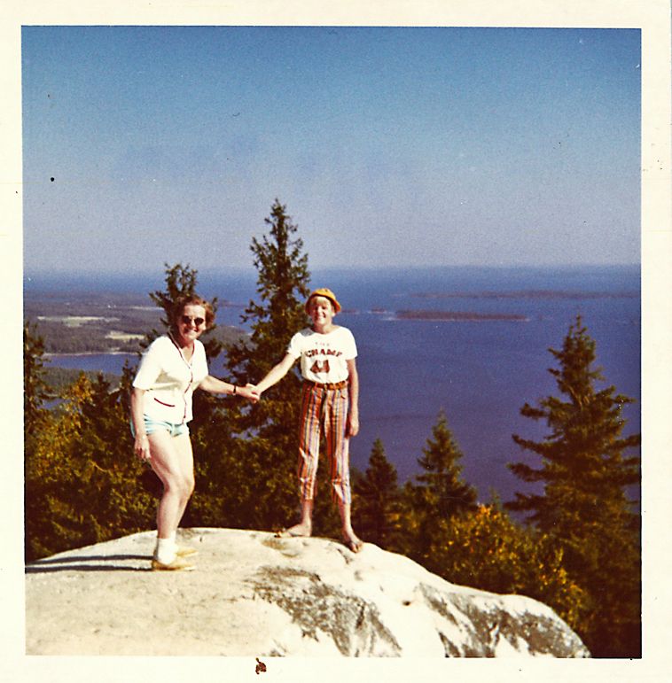 Tiilin perhe teki 1960-luvulla autoreissuja kotimaassa. Kolin maisemat lumosivat Pellen ja hänen äitinsä.