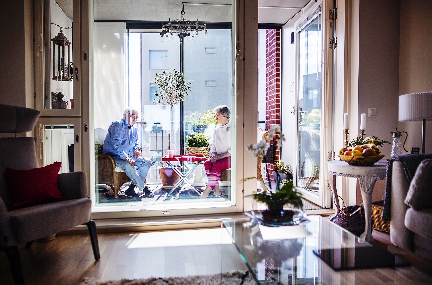 Frank ja Marjukka Roehr viihtyvät aurinkoisella parvekkeellaan.