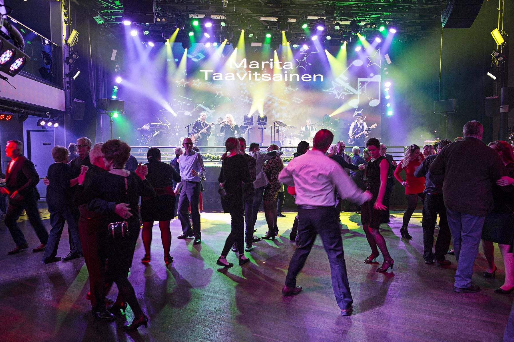 Marita Taavitsainen sai matkustajat tanssimaan jouluyönä.