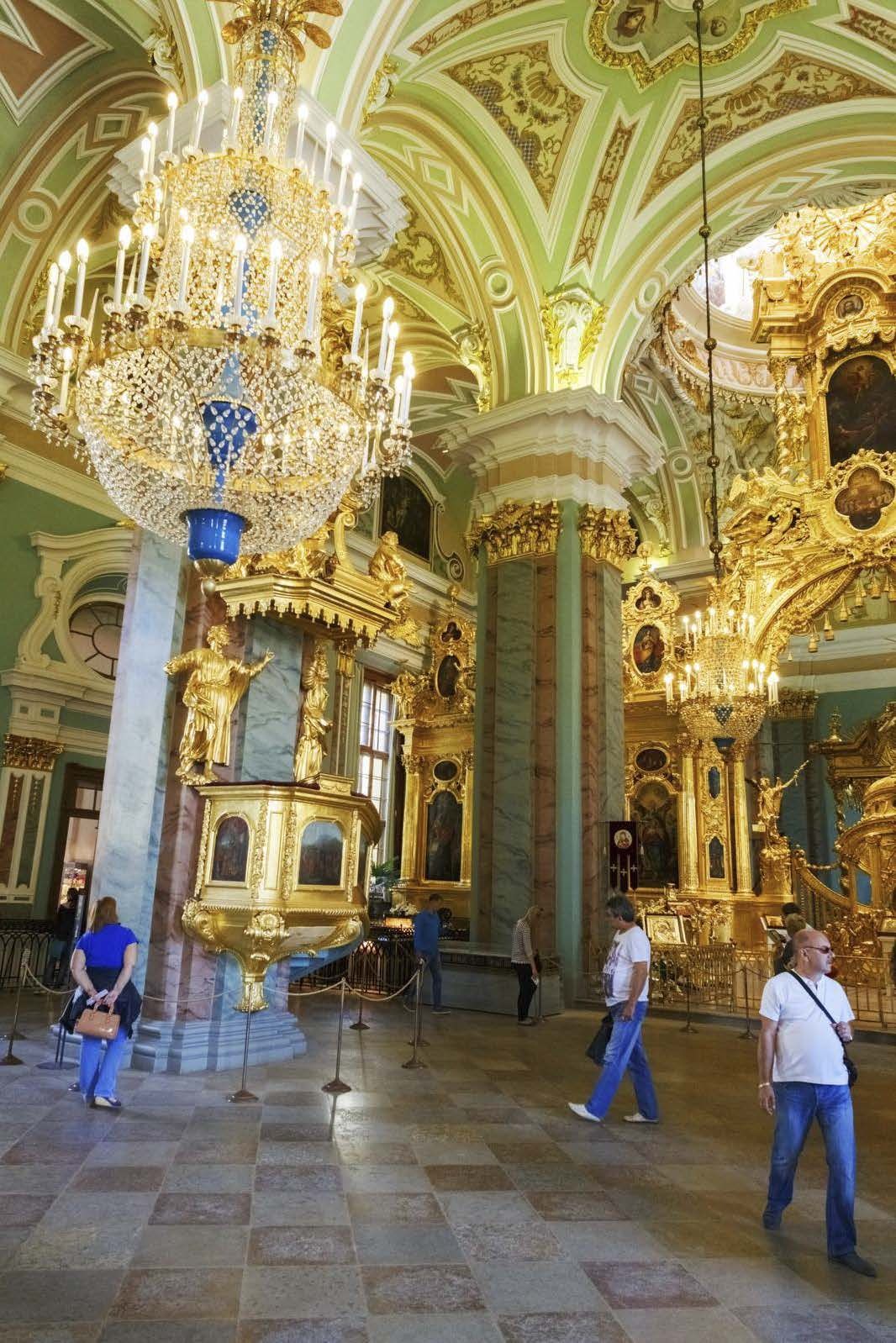 Kirkon barokkisisustus on upea. Pietari Suuri halusi paikalle saarnastuolin länsimaiseen tyyliin, vaikka sellaista ei yleensä ole ortodoksikirkoissa.