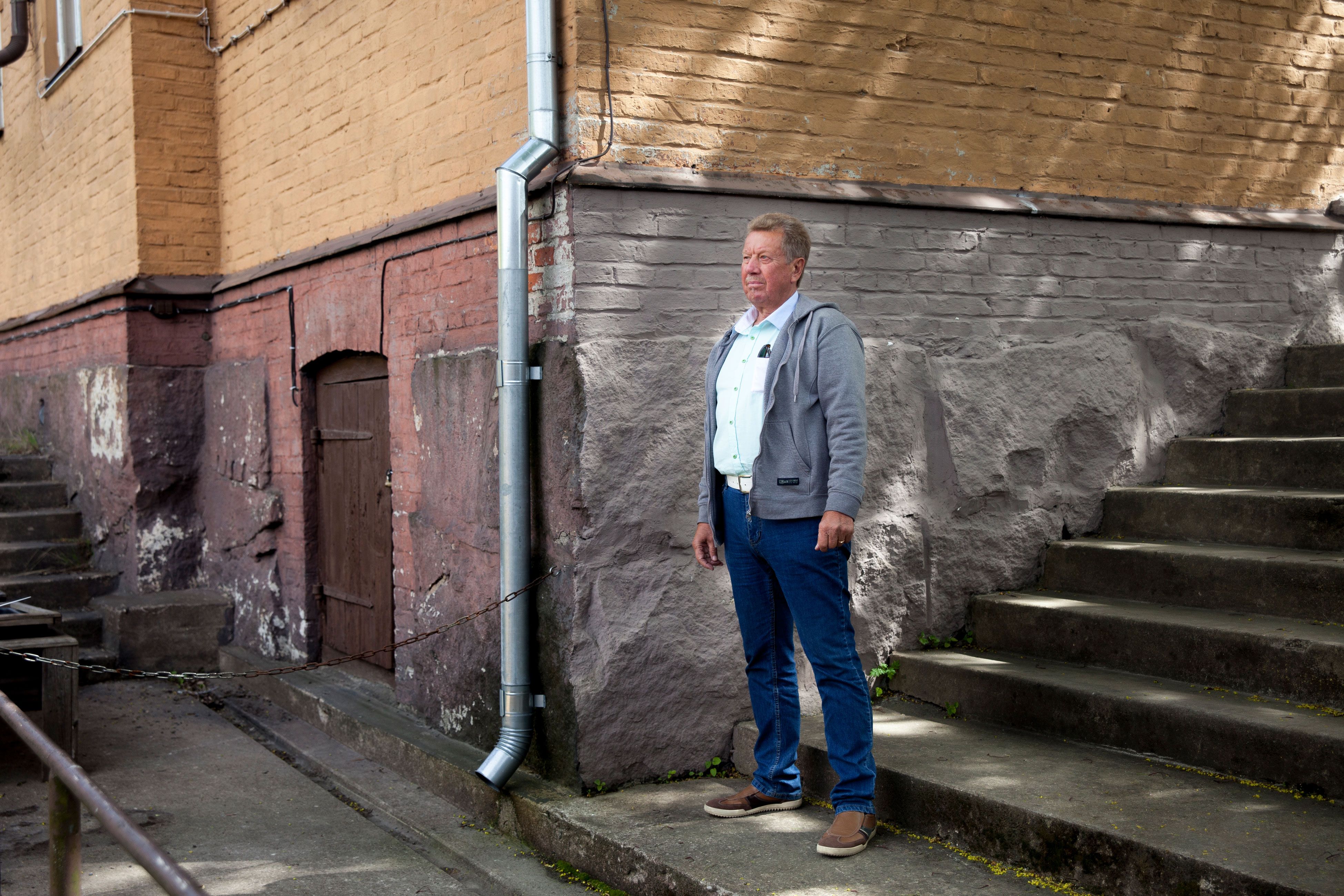 – Nyt kuljen kadulla pystypäin, Kari kertoo.