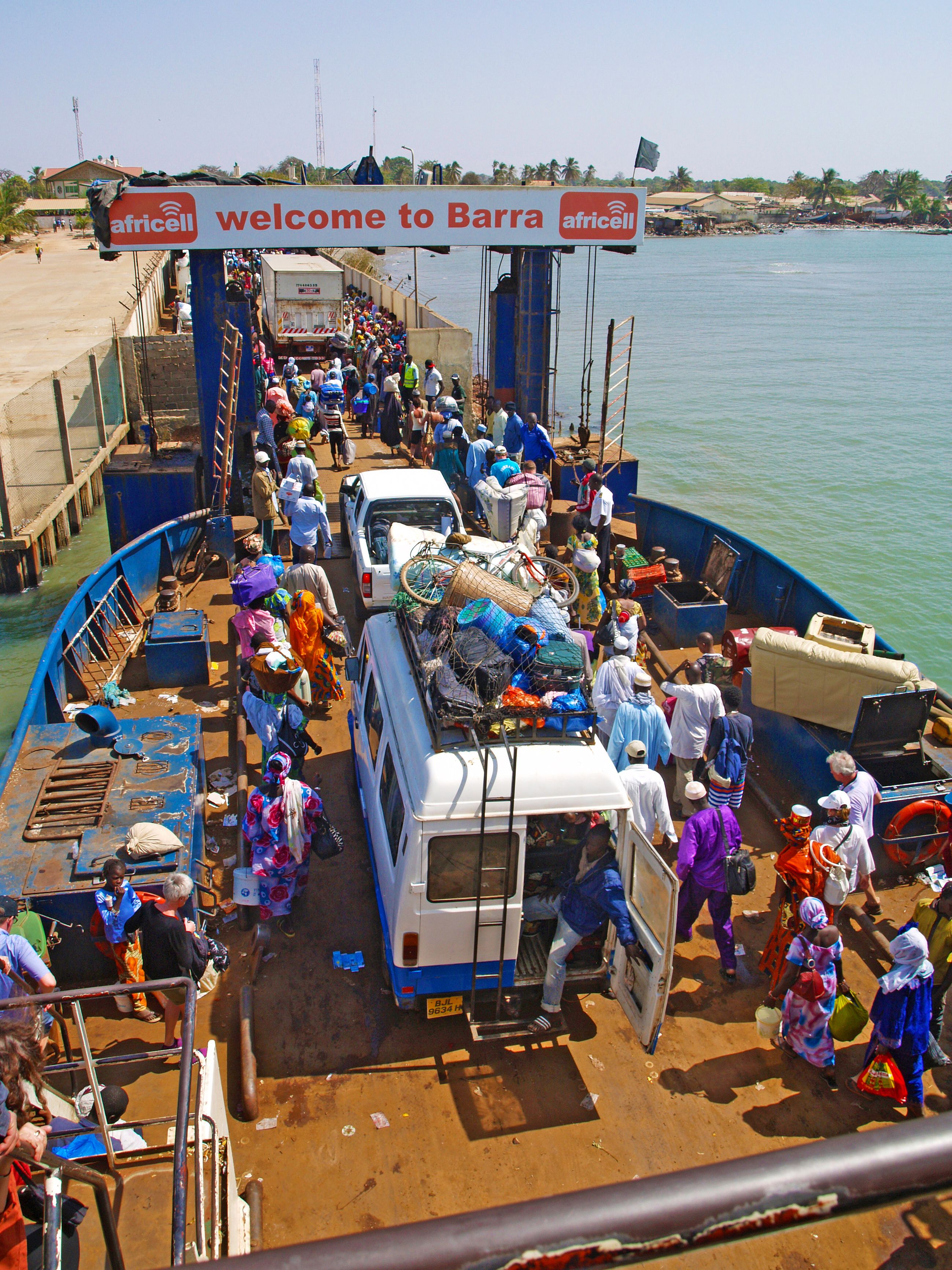Banjulin ja Barran välinen autolautta on värikäs afrikkalainen liikennesirkus, mutta perillekin päästään.