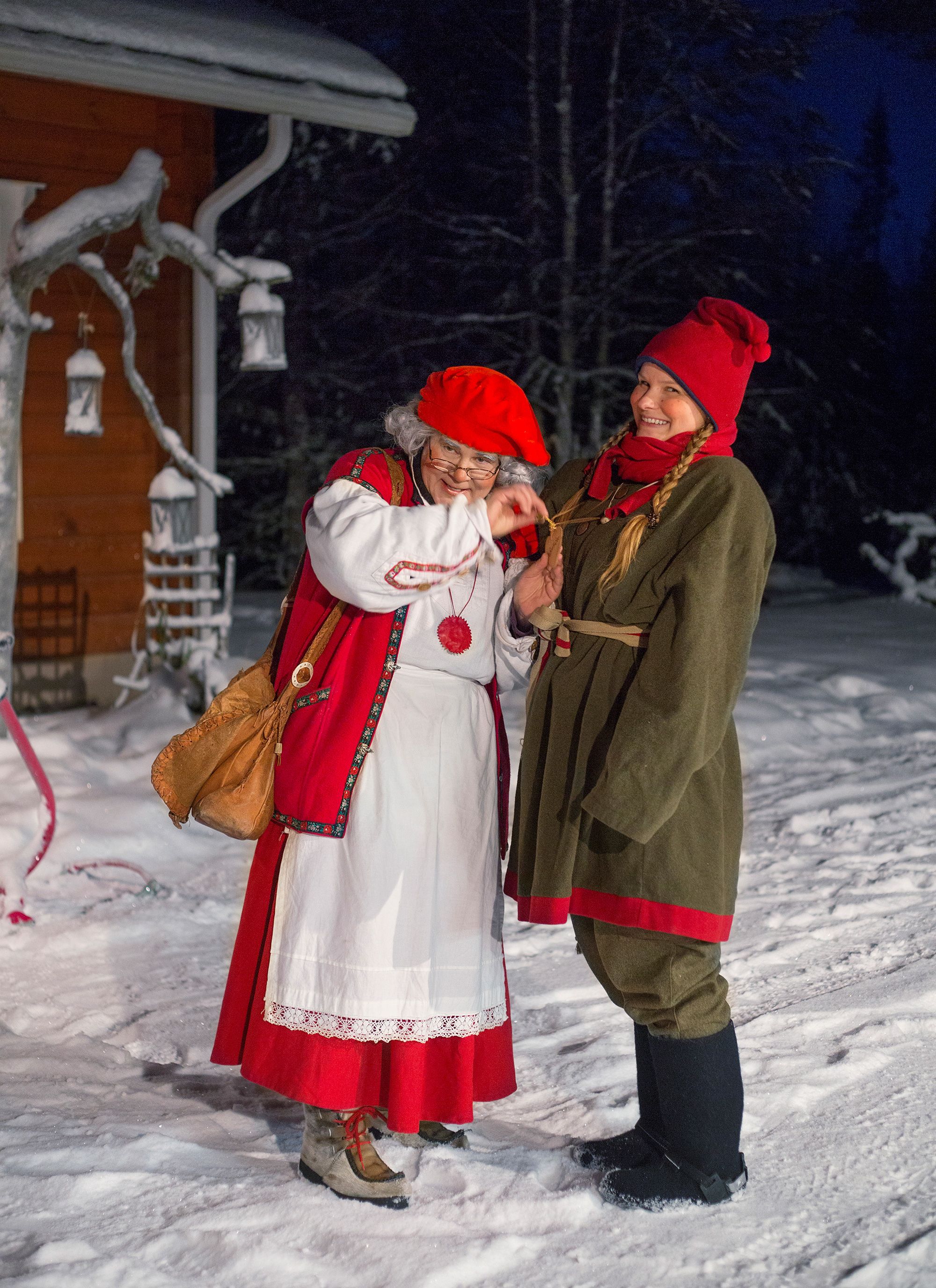 Muori ja Beedy-eye eli Tähtisilmä-tonttu tulevat ajoissa laittamaan puuhapajan kuntoon. Kaiken pitää olla tiptop lasten saapuessa.